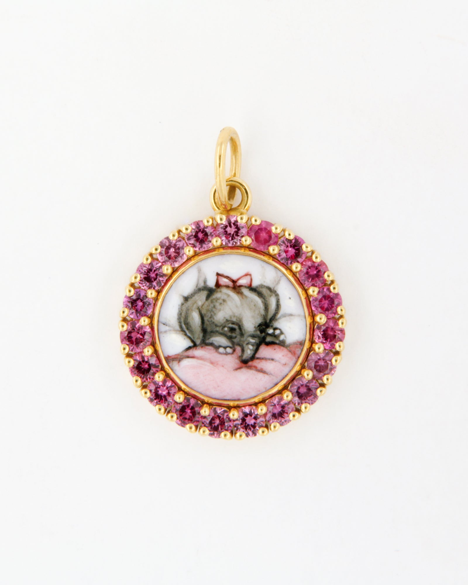 Ciondolo in oro giallo 18K con elefantino in smalto a fuoco dipinto a mano e cornice di zaffiri rosa.