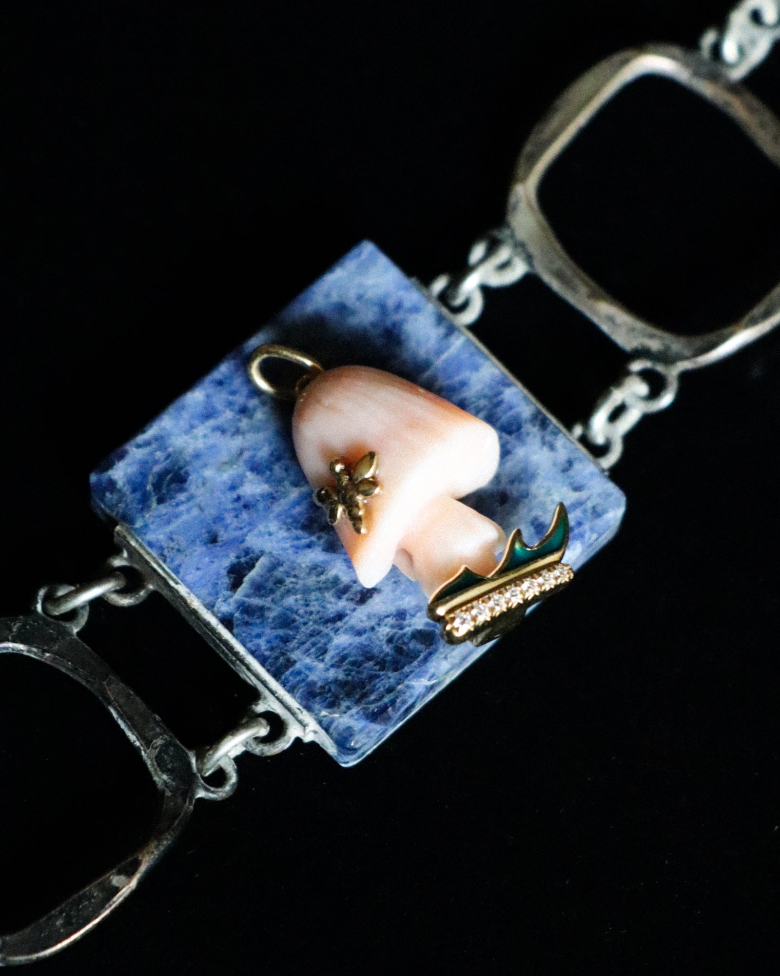 Ciondolo fungo in corallo peau d’ange e oro giallo 18K con smalto verde e diamanti