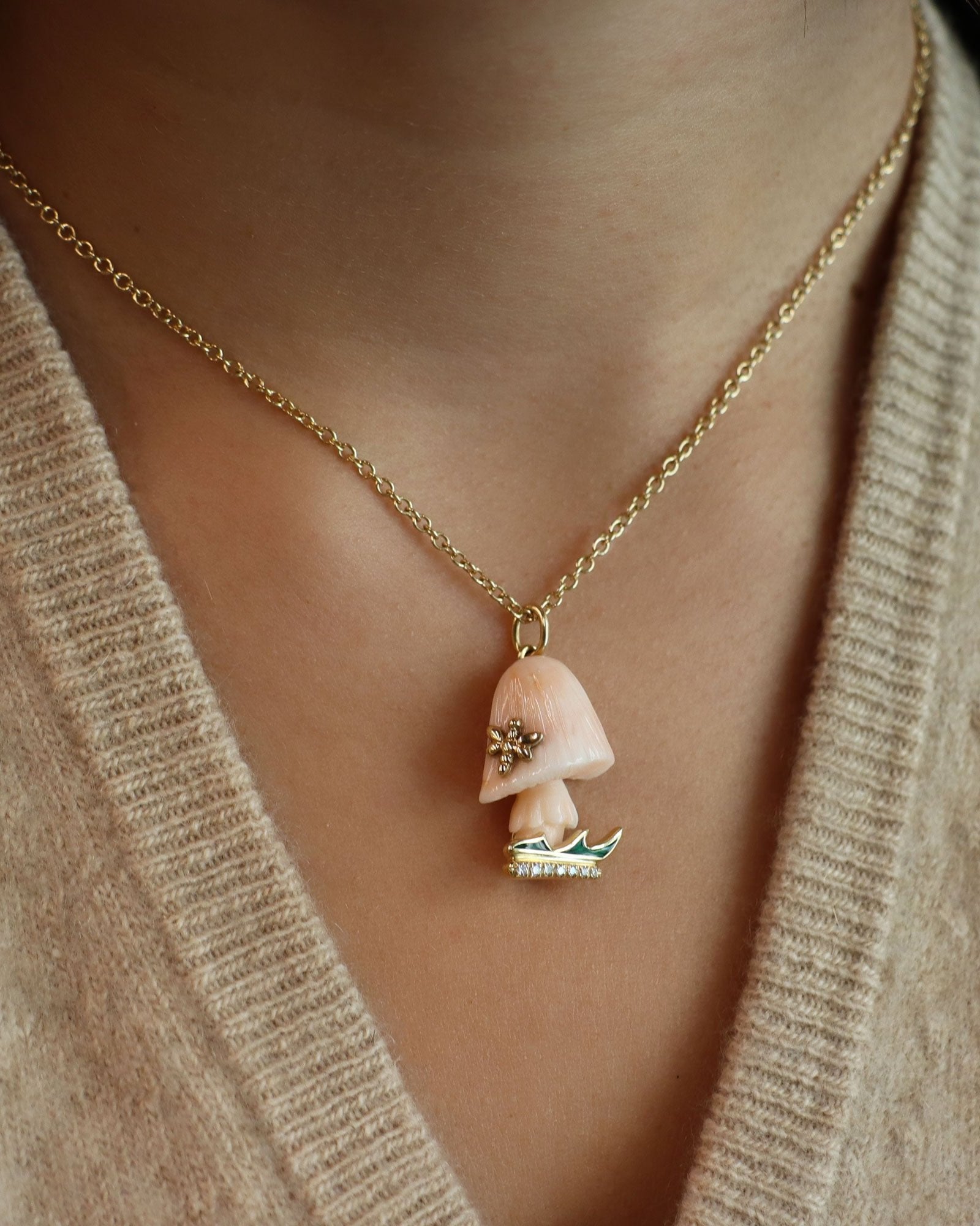 Ciondolo fungo in corallo peau d’ange e oro giallo 18K con smalto verde e diamanti