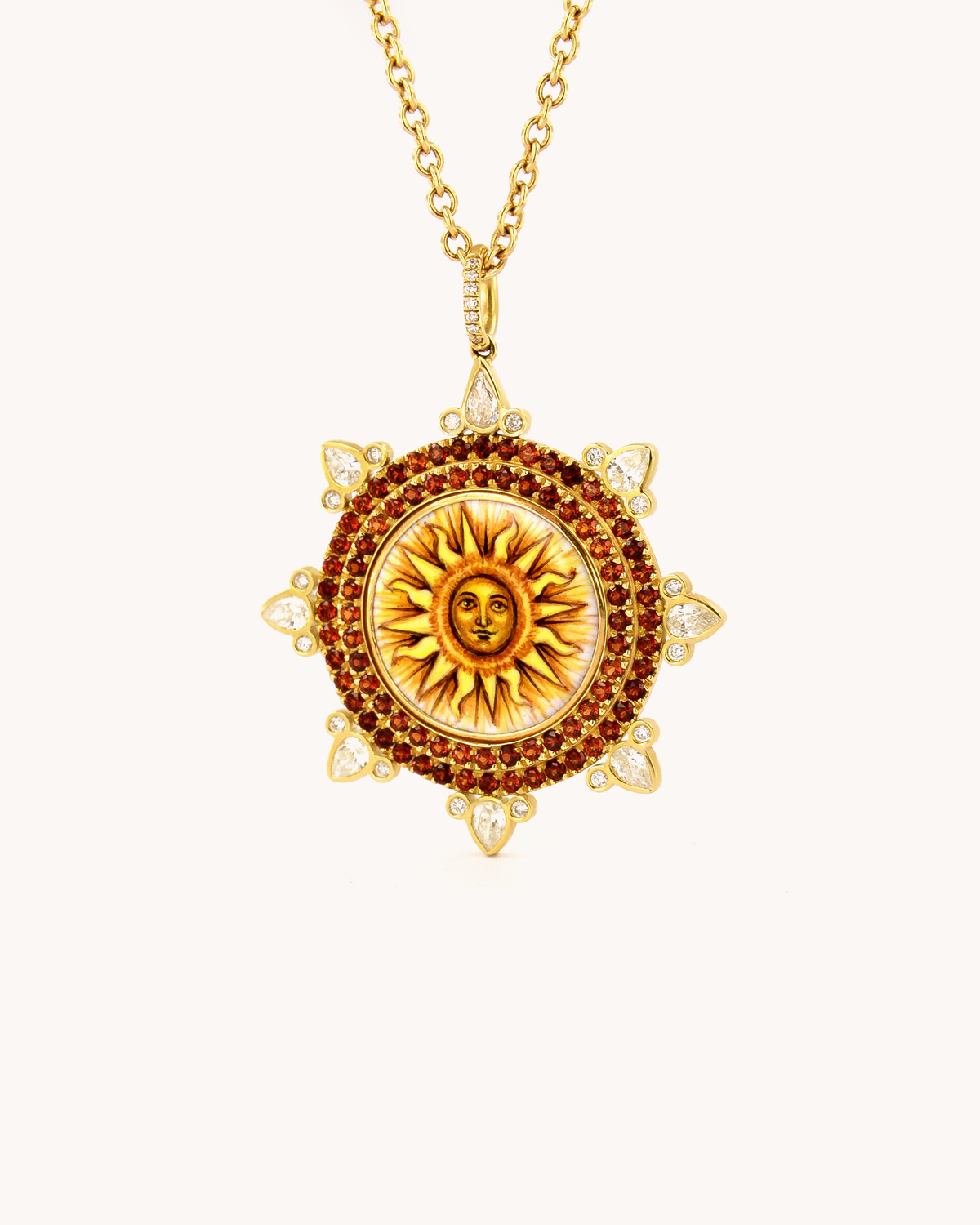 Ciondolo Re Sole in oro giallo 18K con smalto dipinto a mano, doppia corona di spessartite e diamanti.