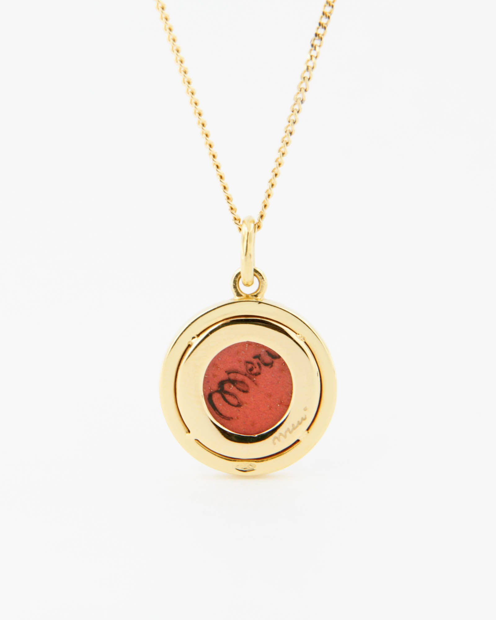 Ciondolo in oro giallo 18K con rosa in smalto a fuoco dipinta a mano e cornice di diamanti gialli.