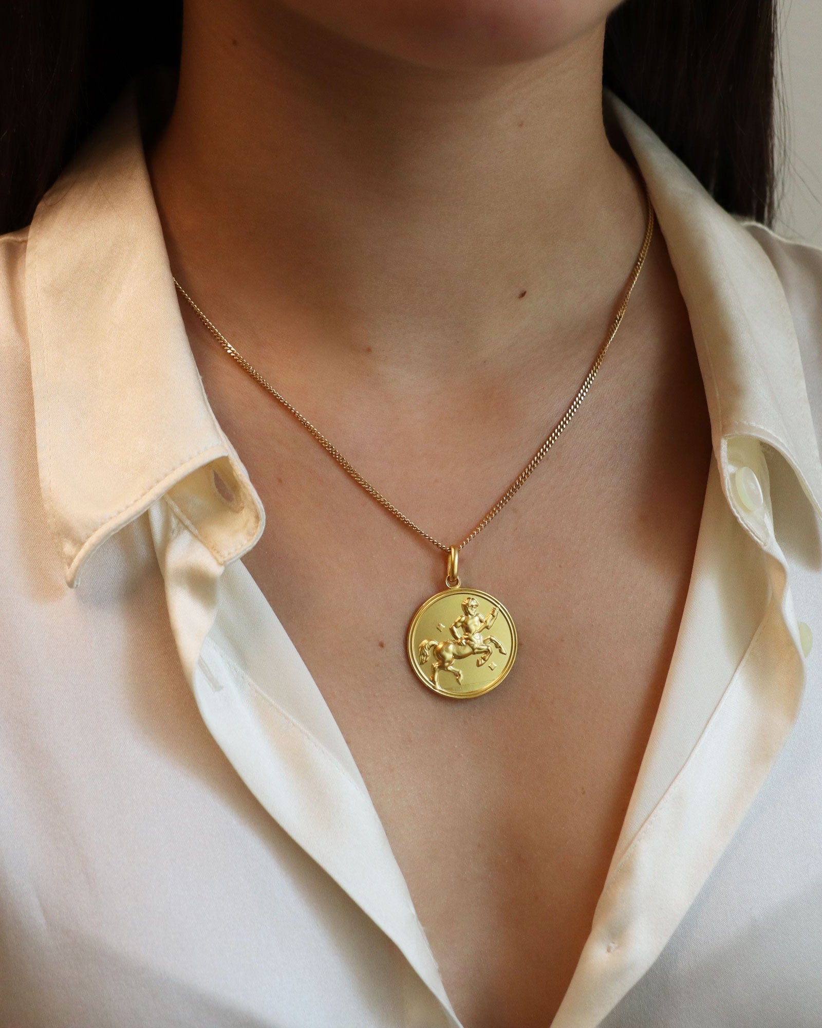 Ciondolo zodiacale Scorpione grande in oro giallo 18K con finitura satinata