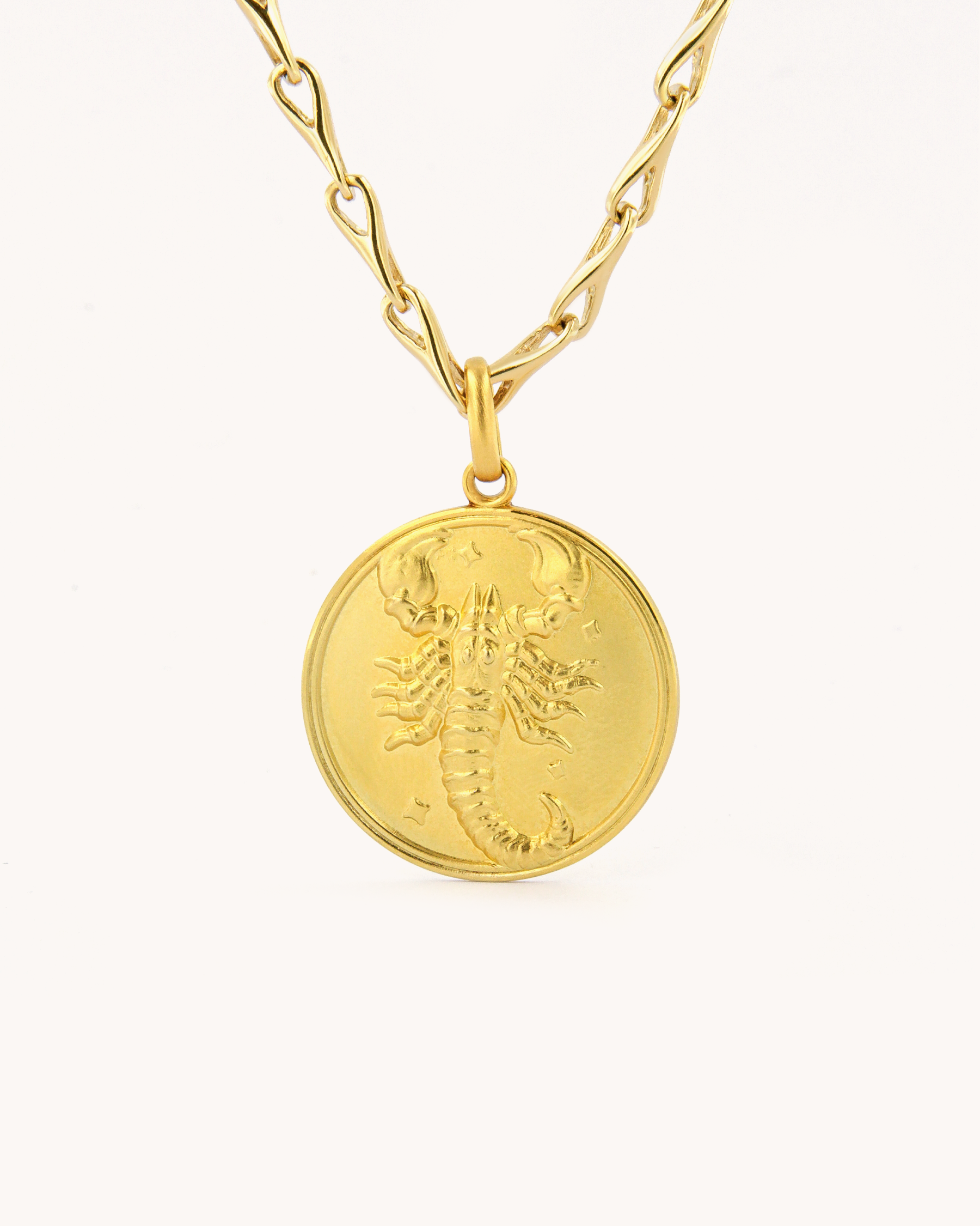 Ciondolo zodiacale Scorpione grande in oro giallo 18K con finitura satinata