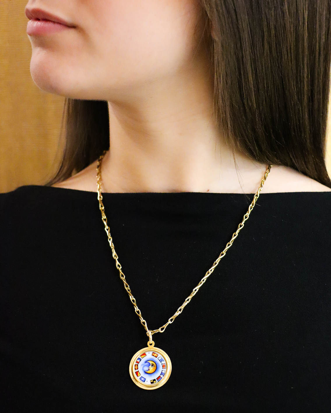 Ciondolo in oro giallo 18 carati, impreziosito da una scena “Sogno Nautico” realizzata in smalto a fuoco dipinto a mano