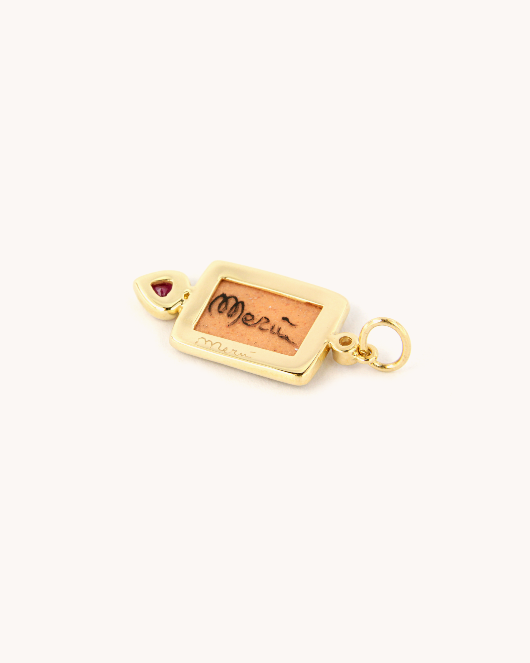 Ciondolo Gli Amanti in oro giallo 18k e smalto a fuoco dipinto a mano con rubino a forma di cuore