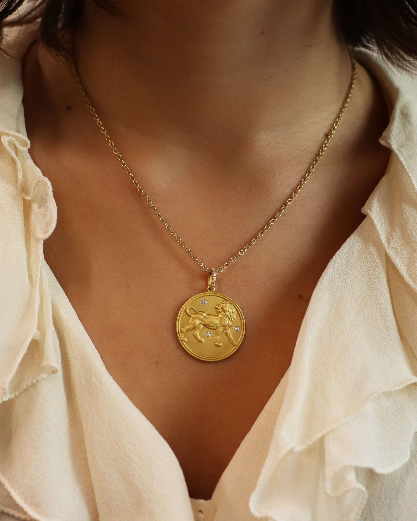 Ciondolo Leone grande in oro giallo 18K con diamanti incastonati su medaglia satinata
