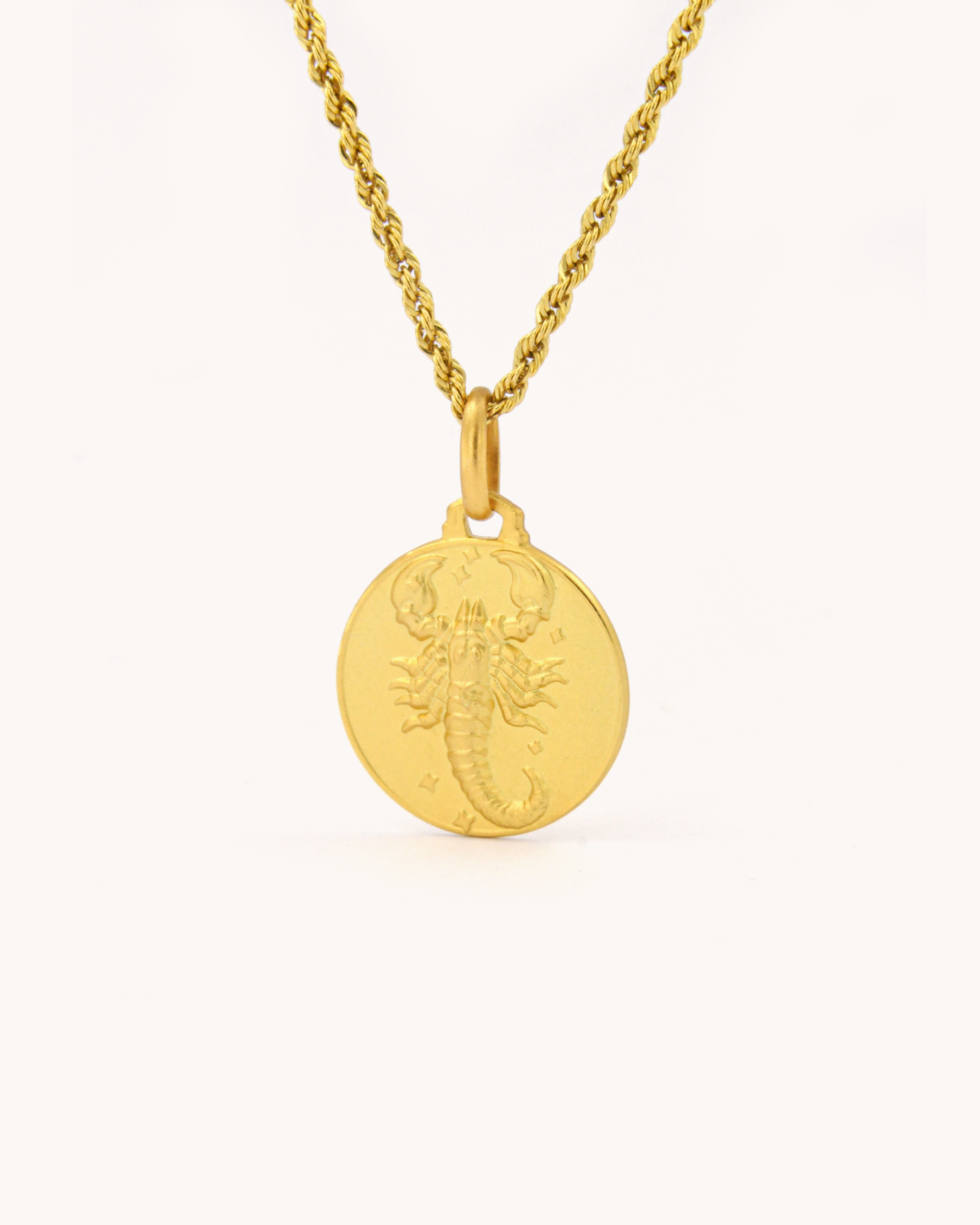 Ciondolo zodiacale Scorpione piccolo in oro giallo 18K con finitura satinata