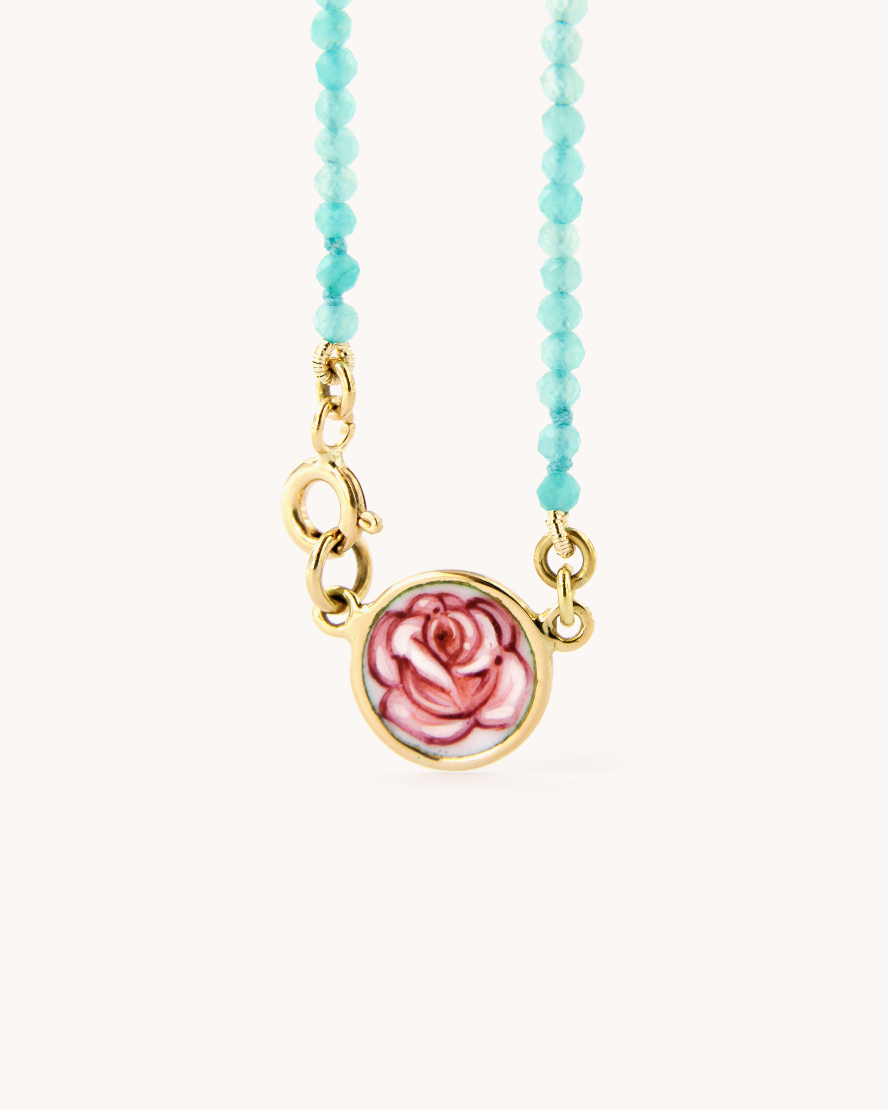 Collana Coloris con perline di amazzonite, pendente rosa smaltata a fuoco e chiusura in oro giallo 18 carati