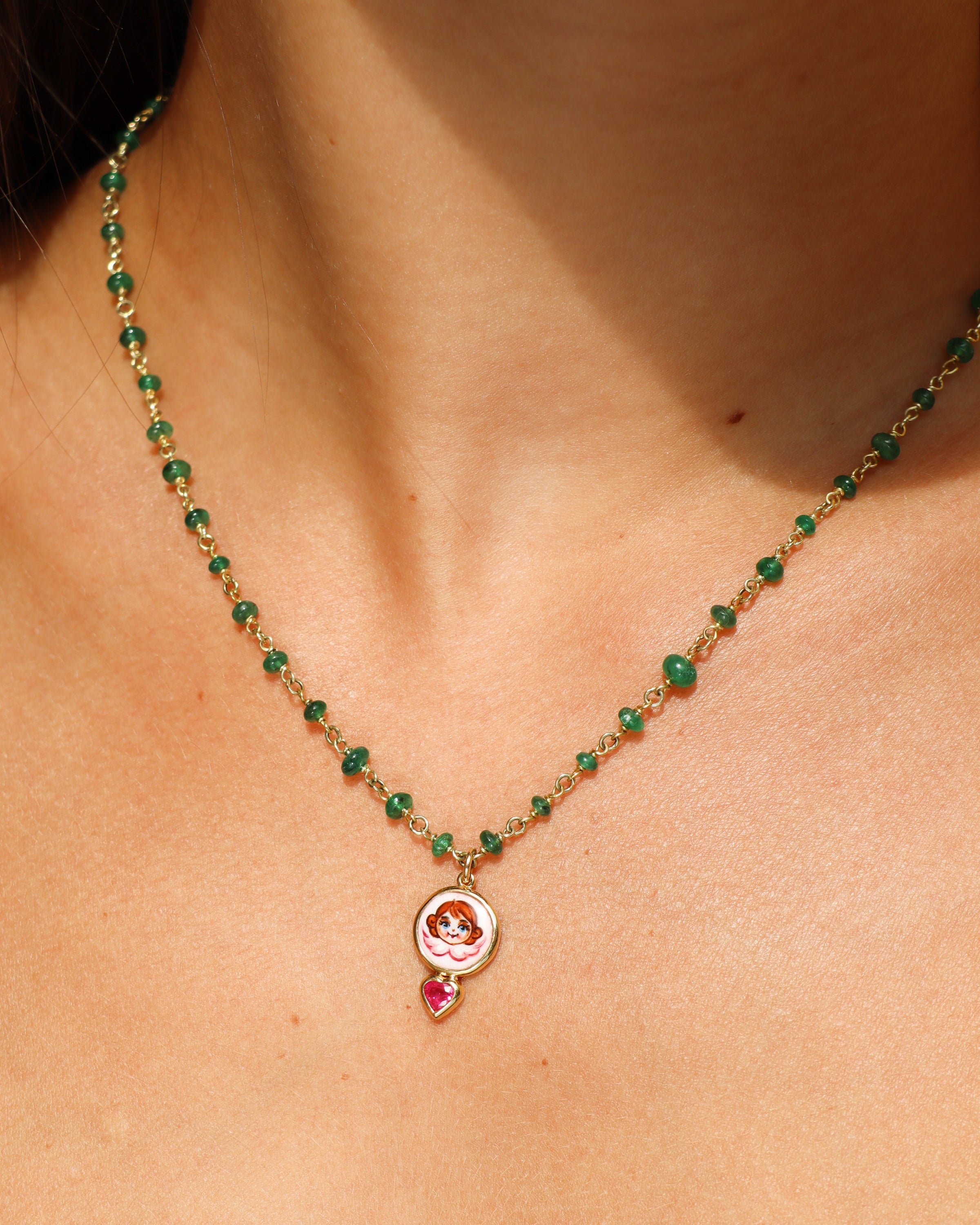 Collana Angelo in oro giallo 18K con radici di smeraldo, pendente con angelo dipinto a mano in smalto a fuoco e rubino a forma di cuore