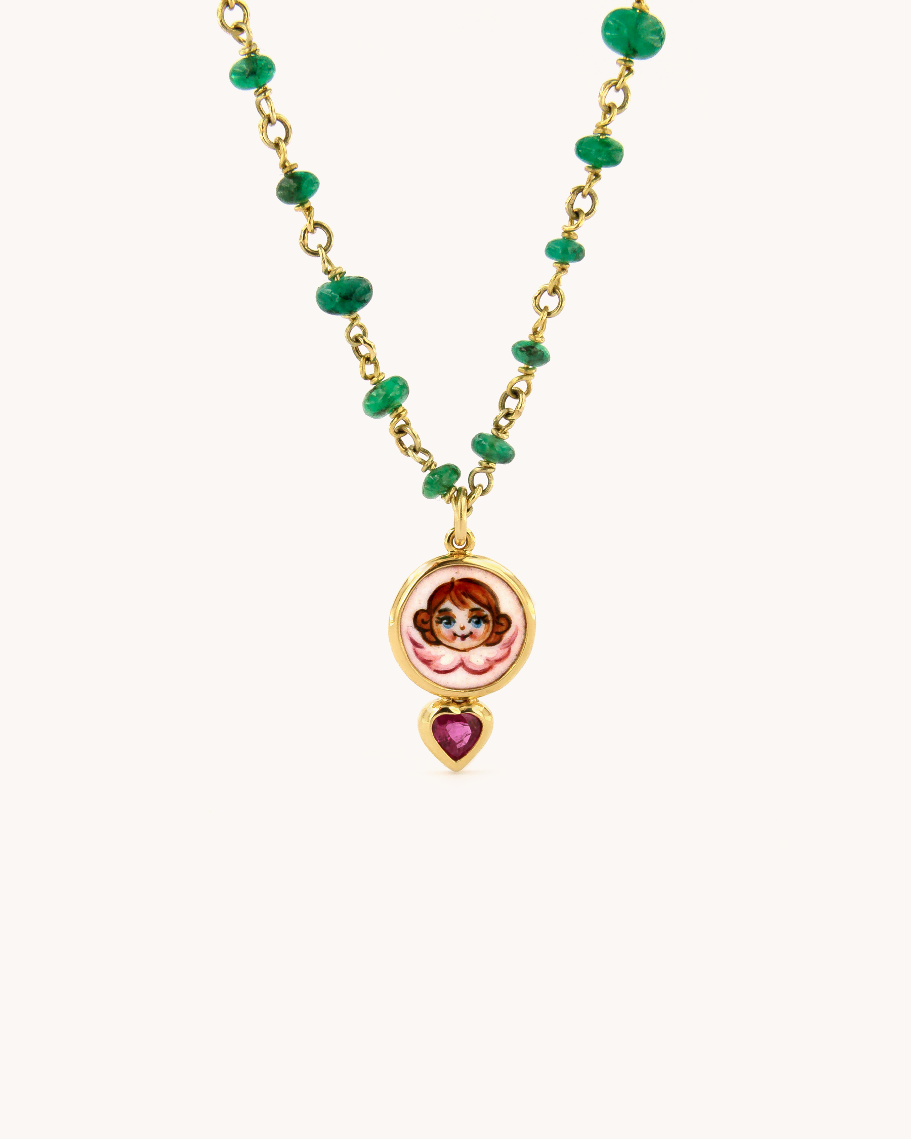 Collana Angelo in oro giallo 18K con radici di smeraldo, pendente con angelo dipinto a mano in smalto a fuoco e rubino a forma di cuore