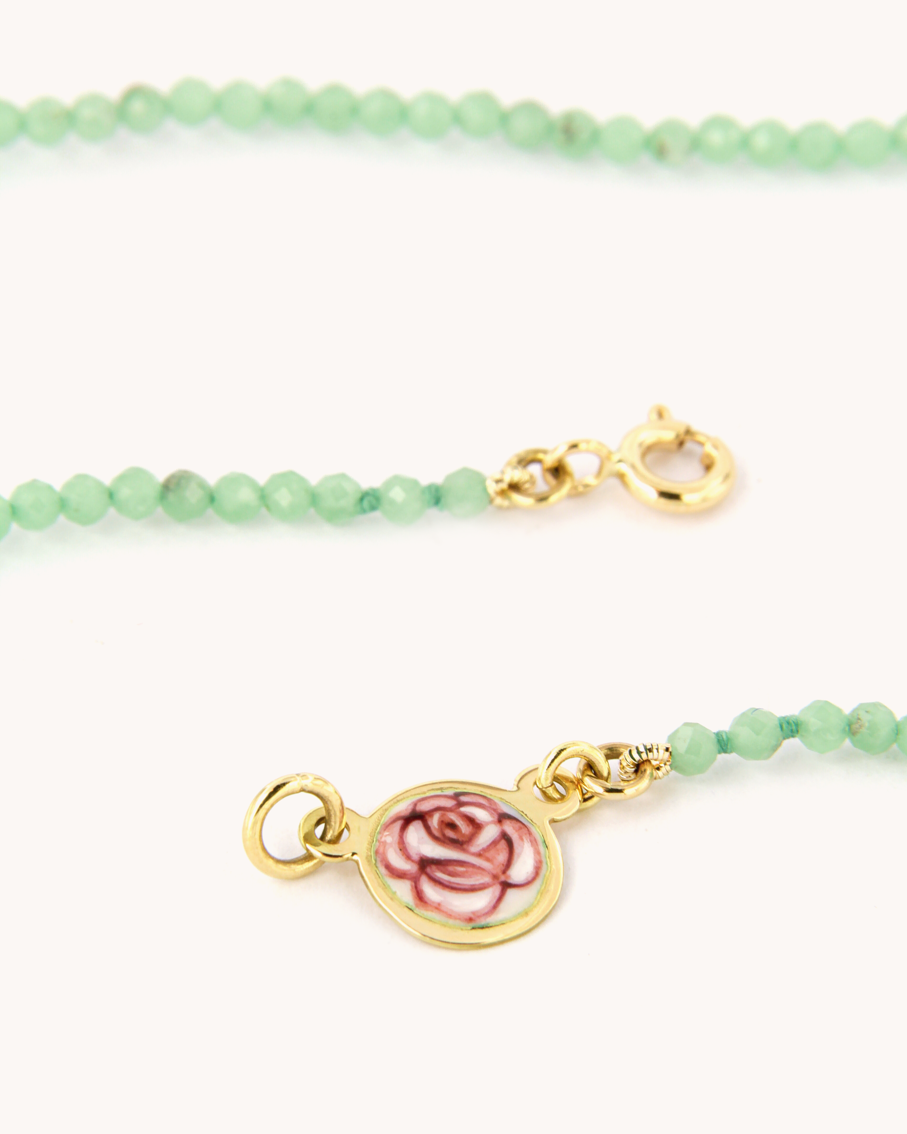 Collana con perline di avventurina, pendente rosa smaltata a fuoco e chiusura in oro giallo 18 carati