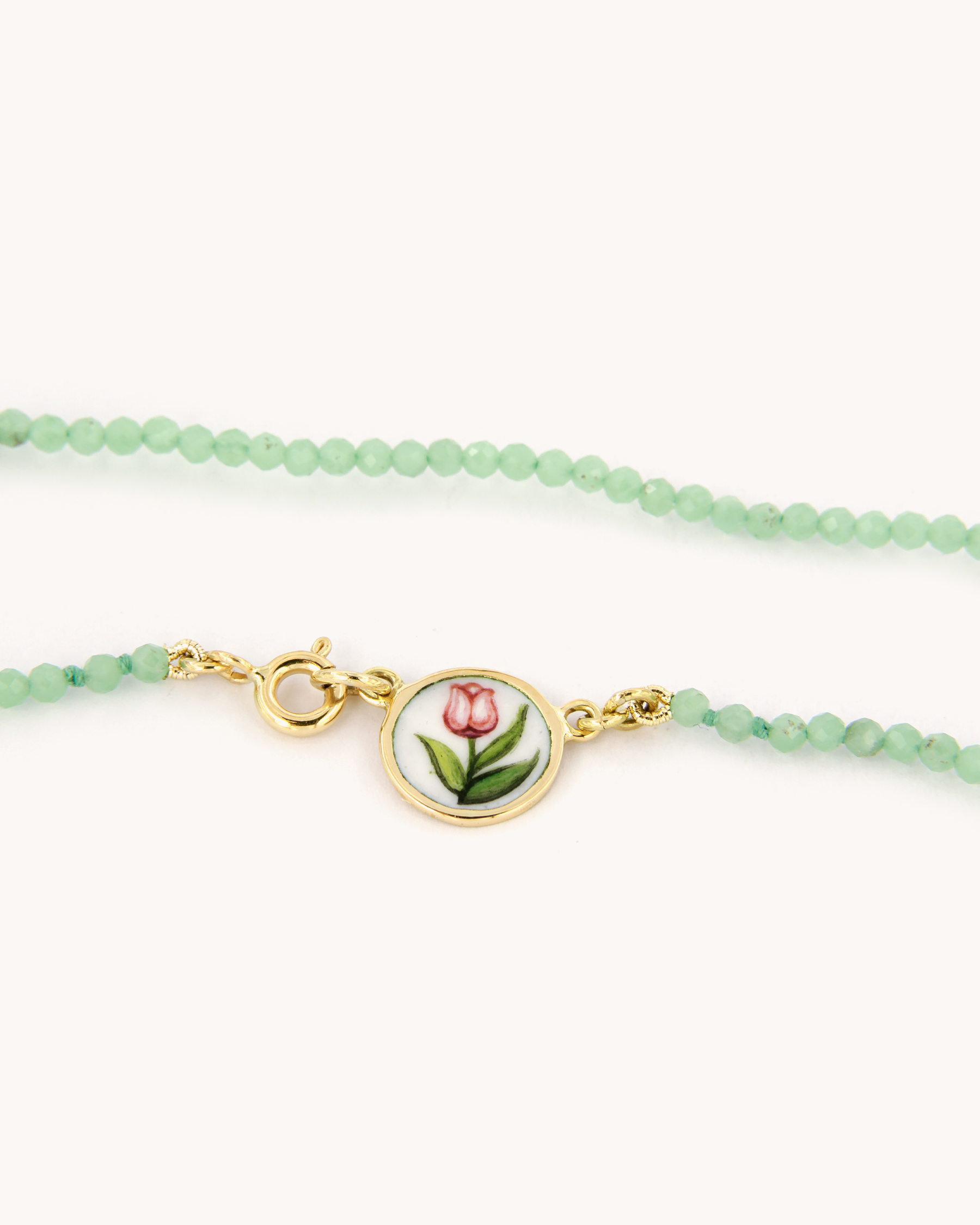 Collana Coloris con perline di avventurina, pendente tulipano smaltato a fuoco e chiusura in oro giallo 18 carati