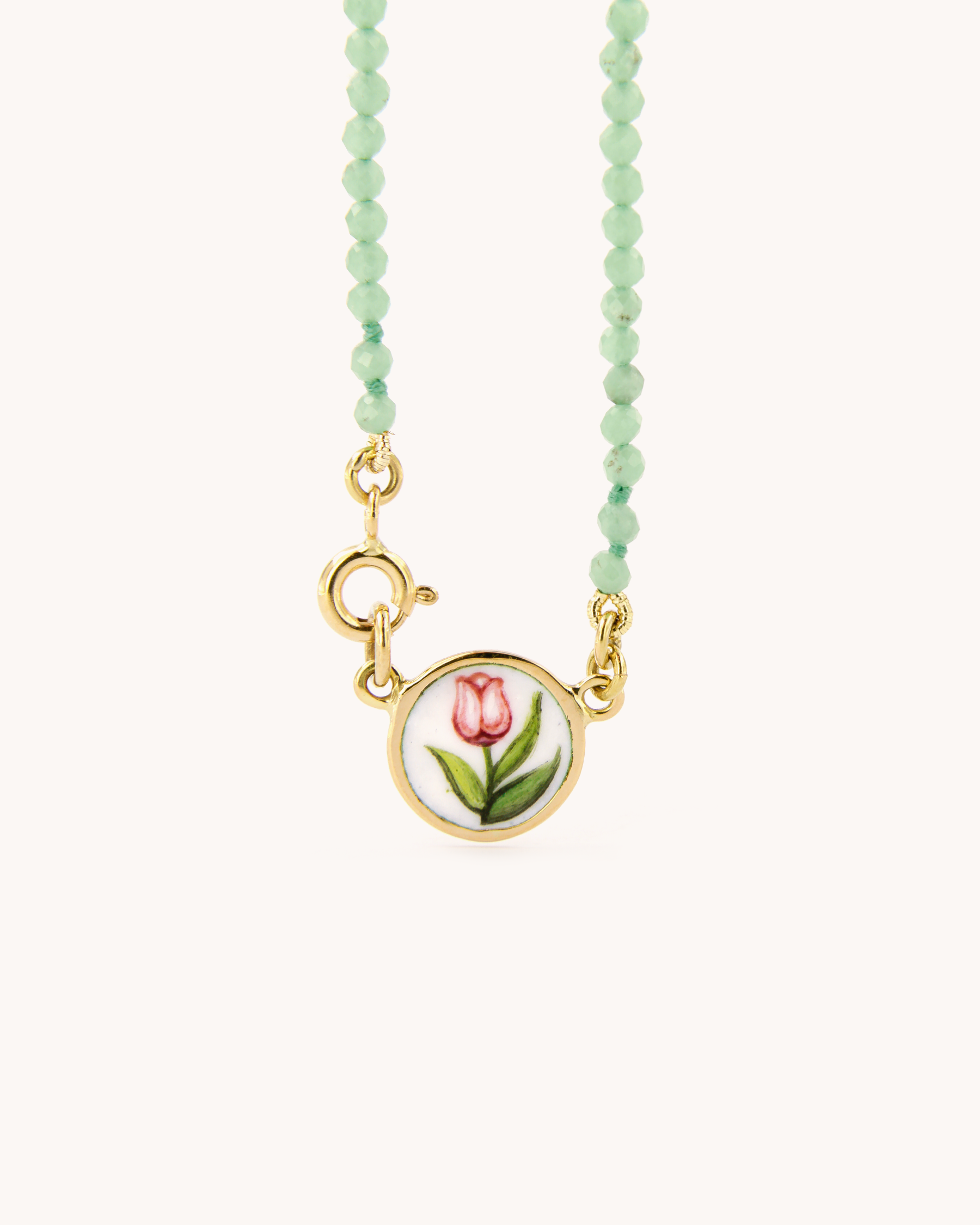 Collana Coloris con perline di avventurina, pendente tulipano smaltato a fuoco e chiusura in oro giallo 18 carati
