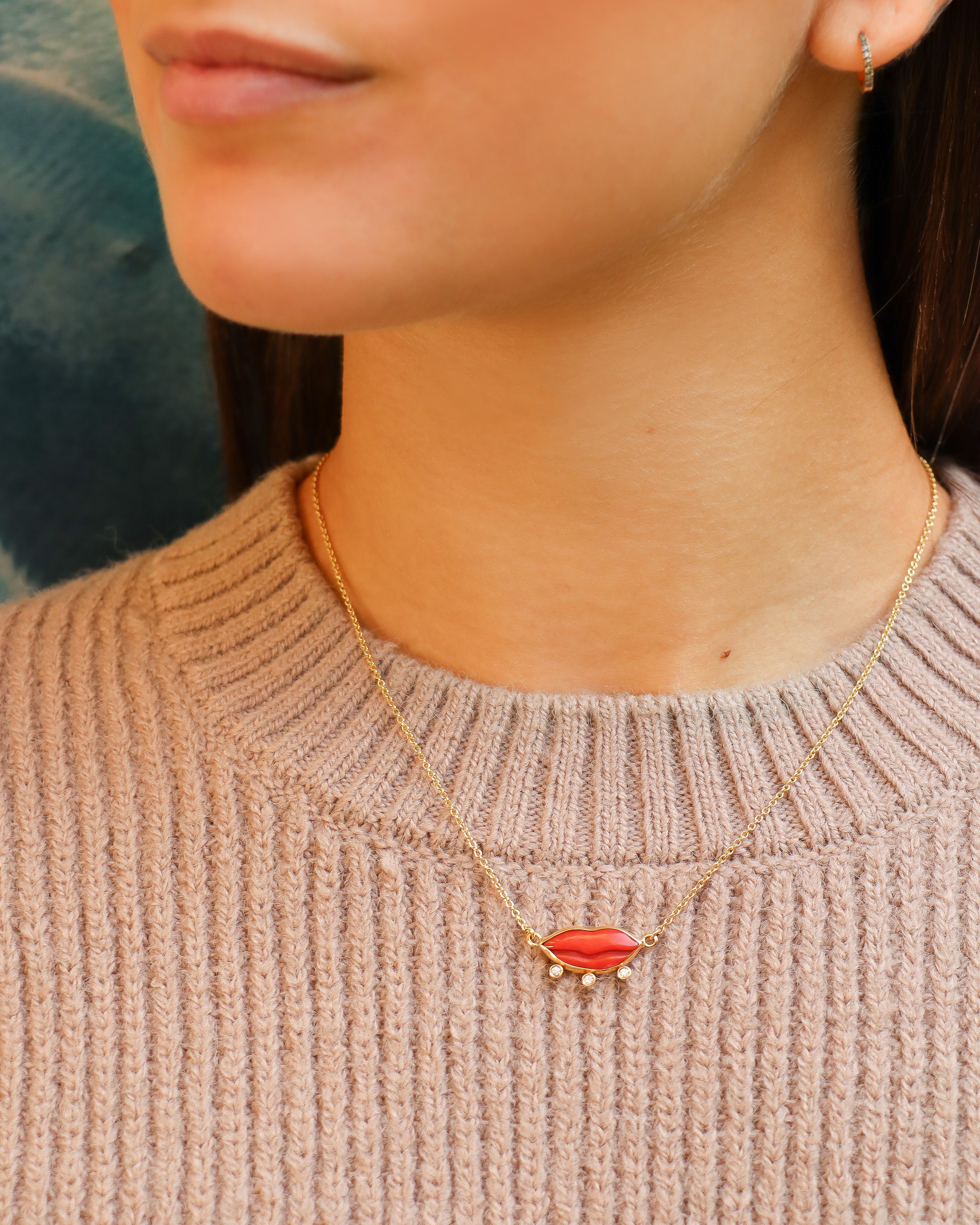 Collana Bacio in corallo rosso con tre diamanti, realizzata in oro giallo 18 carati, Merù Gioielli.