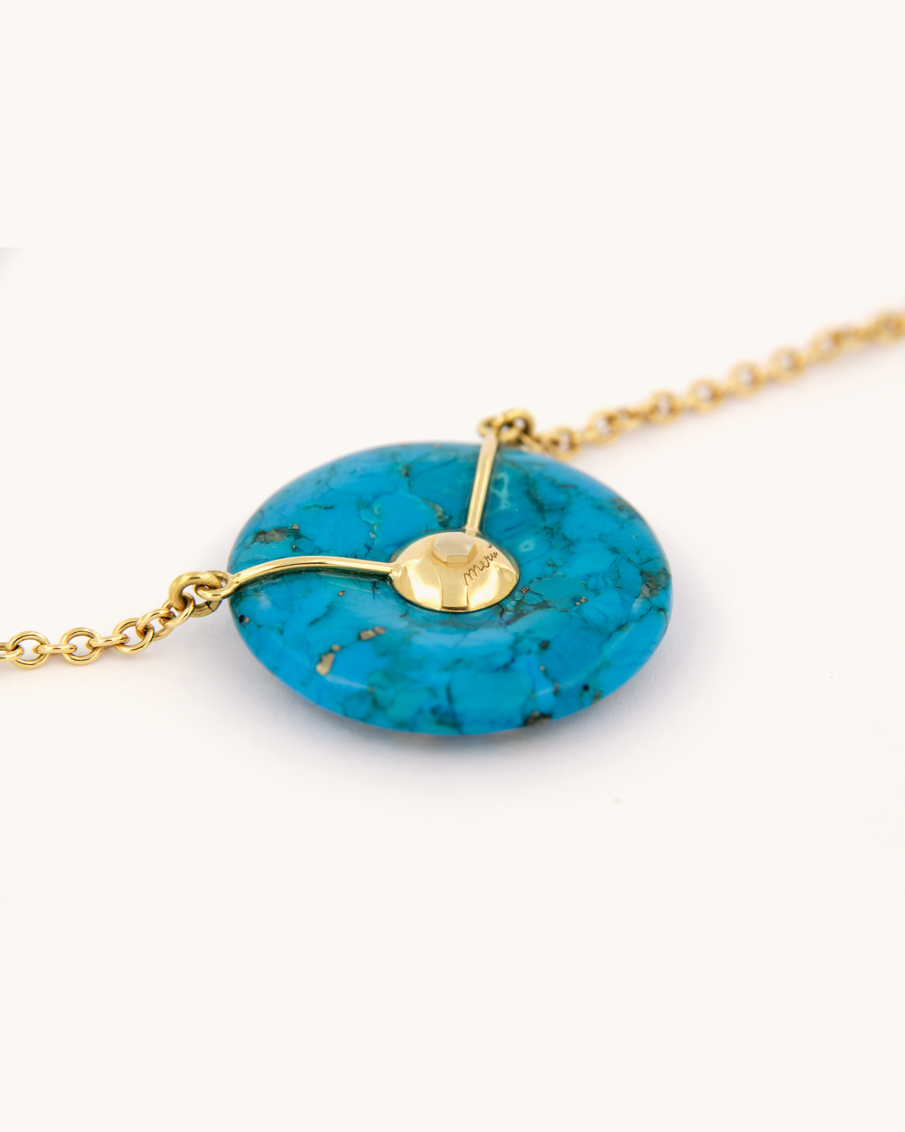 Collana in oro giallo 18 carati con rondella in turchese decorata da lune e stelle dorate in smalto dipinto a mano e diamanti bianchi.