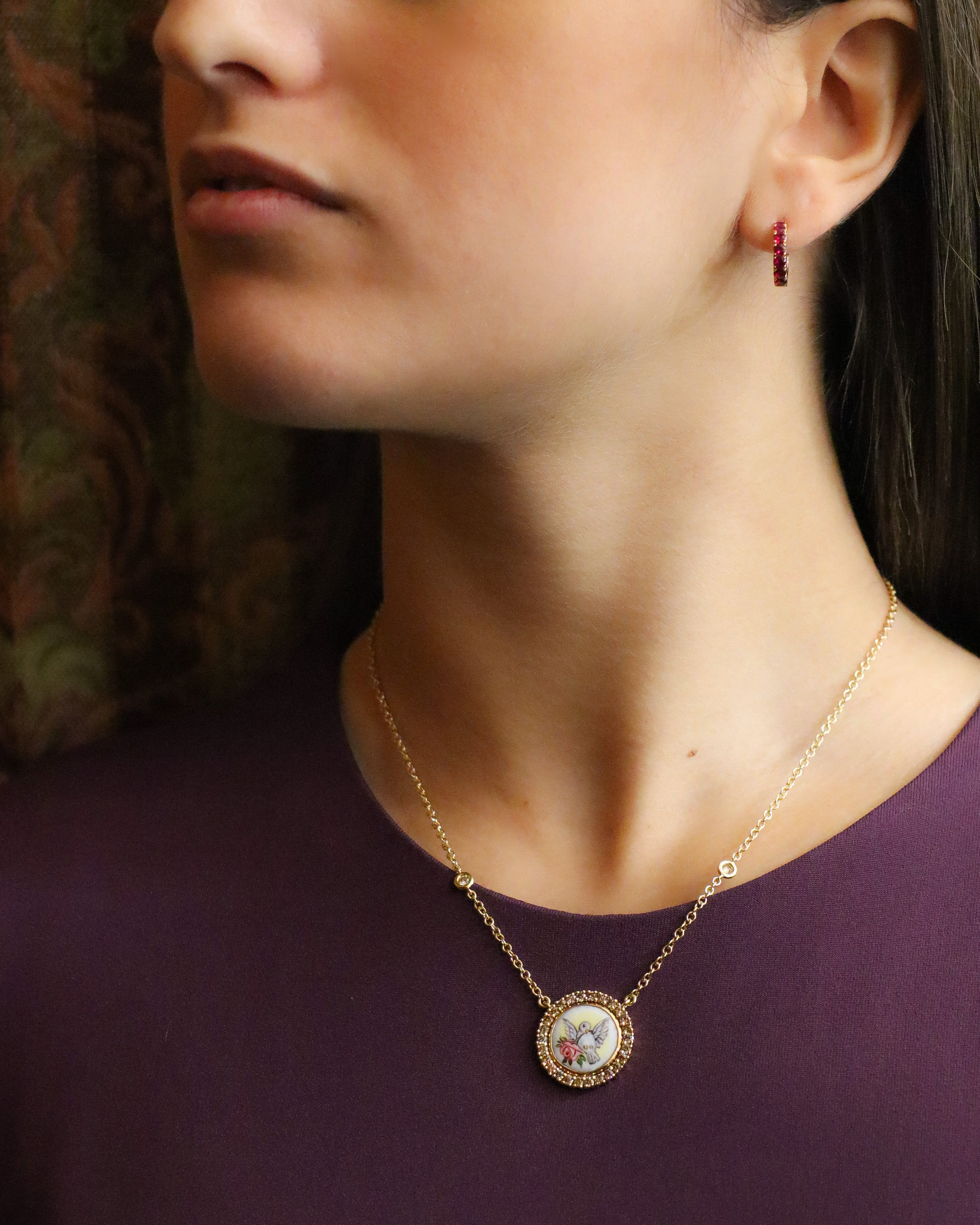 Collana in oro giallo 18 carati con pendente raffigurante una colomba con rosa, dipinta a mano in smalto a fuoco e circondata da diamanti brown.