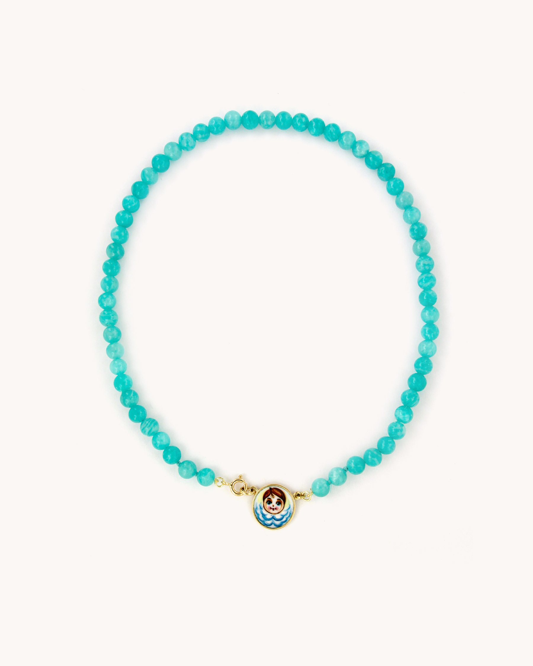 Collana Coloris Angelo con perle di amazzonite e piastrina in oro giallo 18 carati dipinta a mano in smalto a fuoco