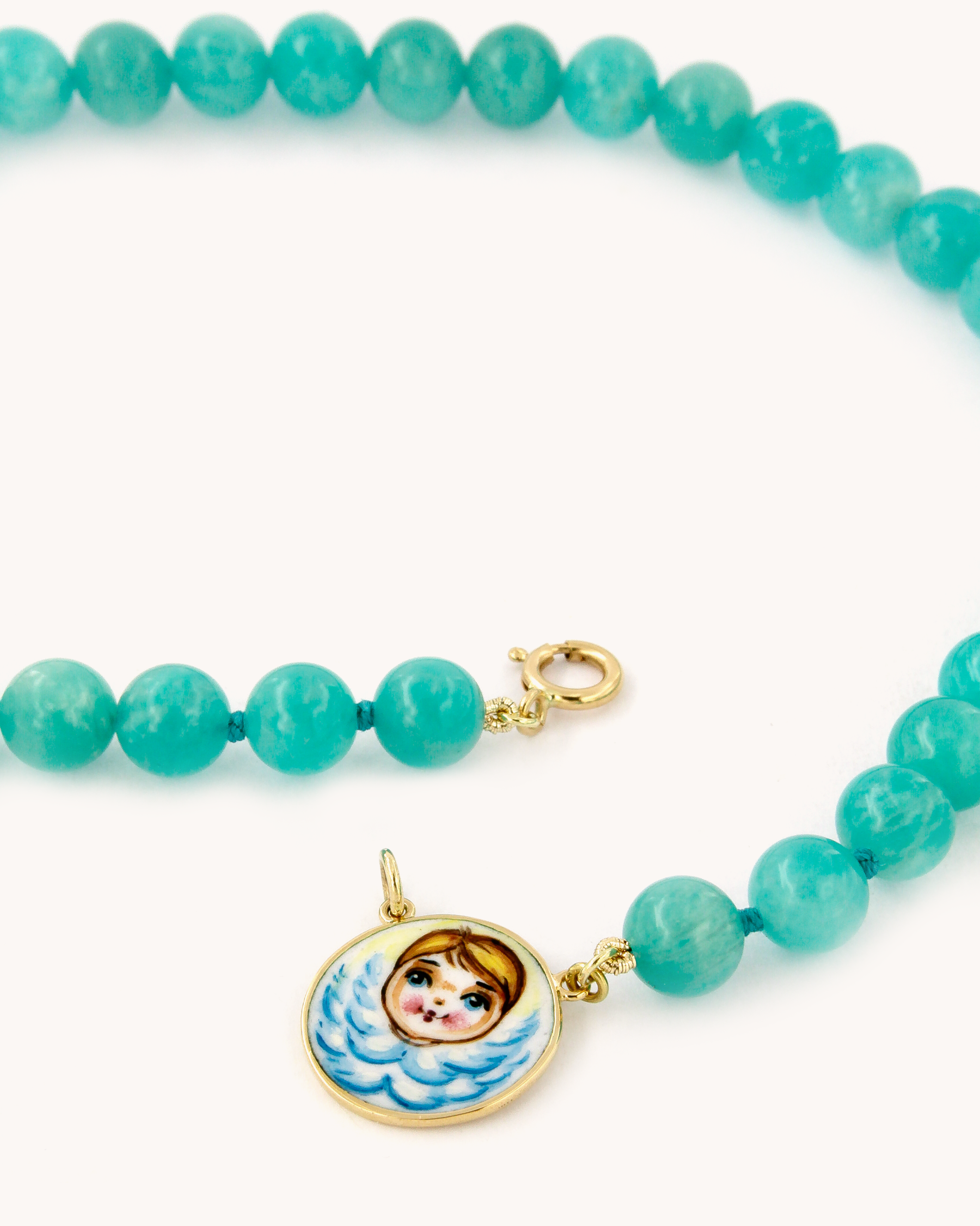 Collana con perline di amazzonite e piastra in oro giallo 18K raffigurante un angelo dipinto a mano in smalto a fuoco