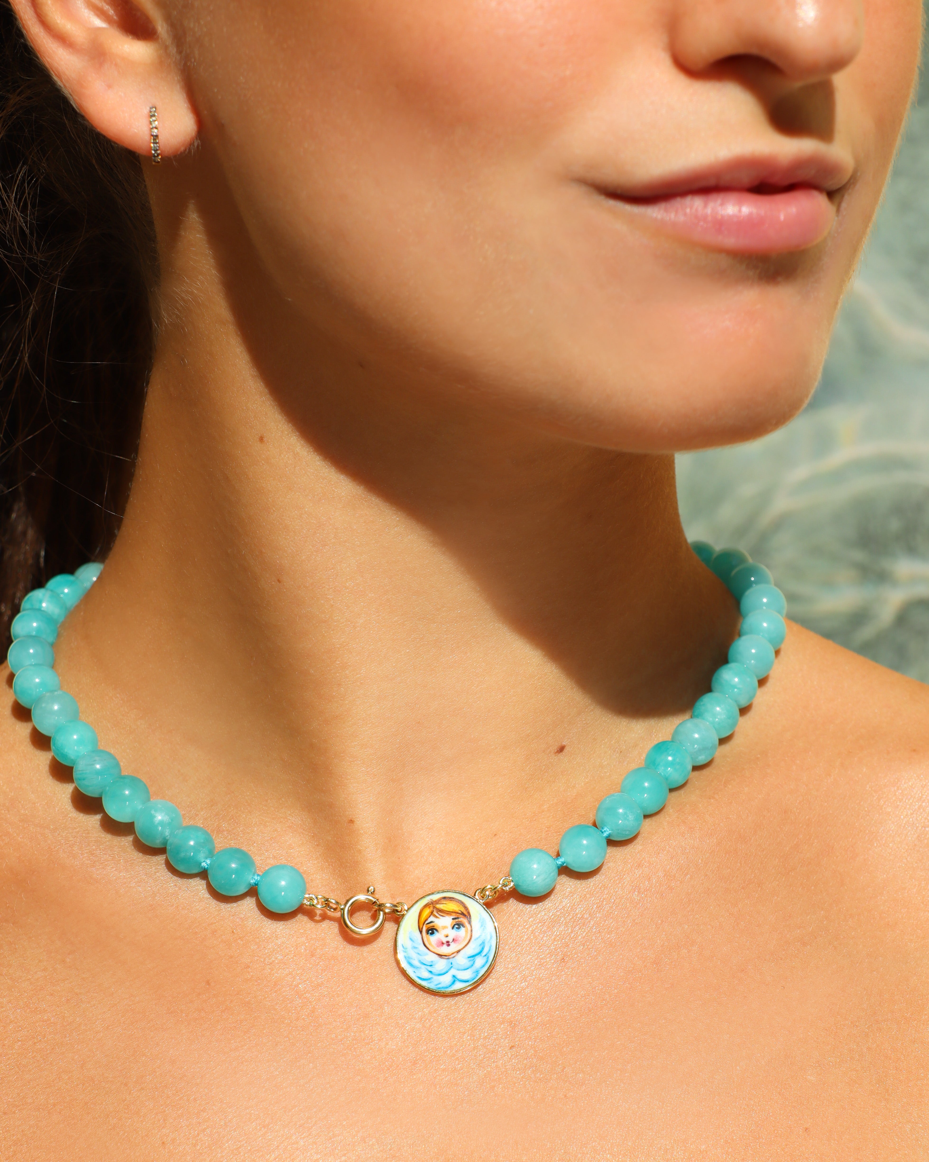 Collana con perline di amazzonite e piastra in oro giallo 18K raffigurante un angelo dipinto a mano in smalto a fuoco