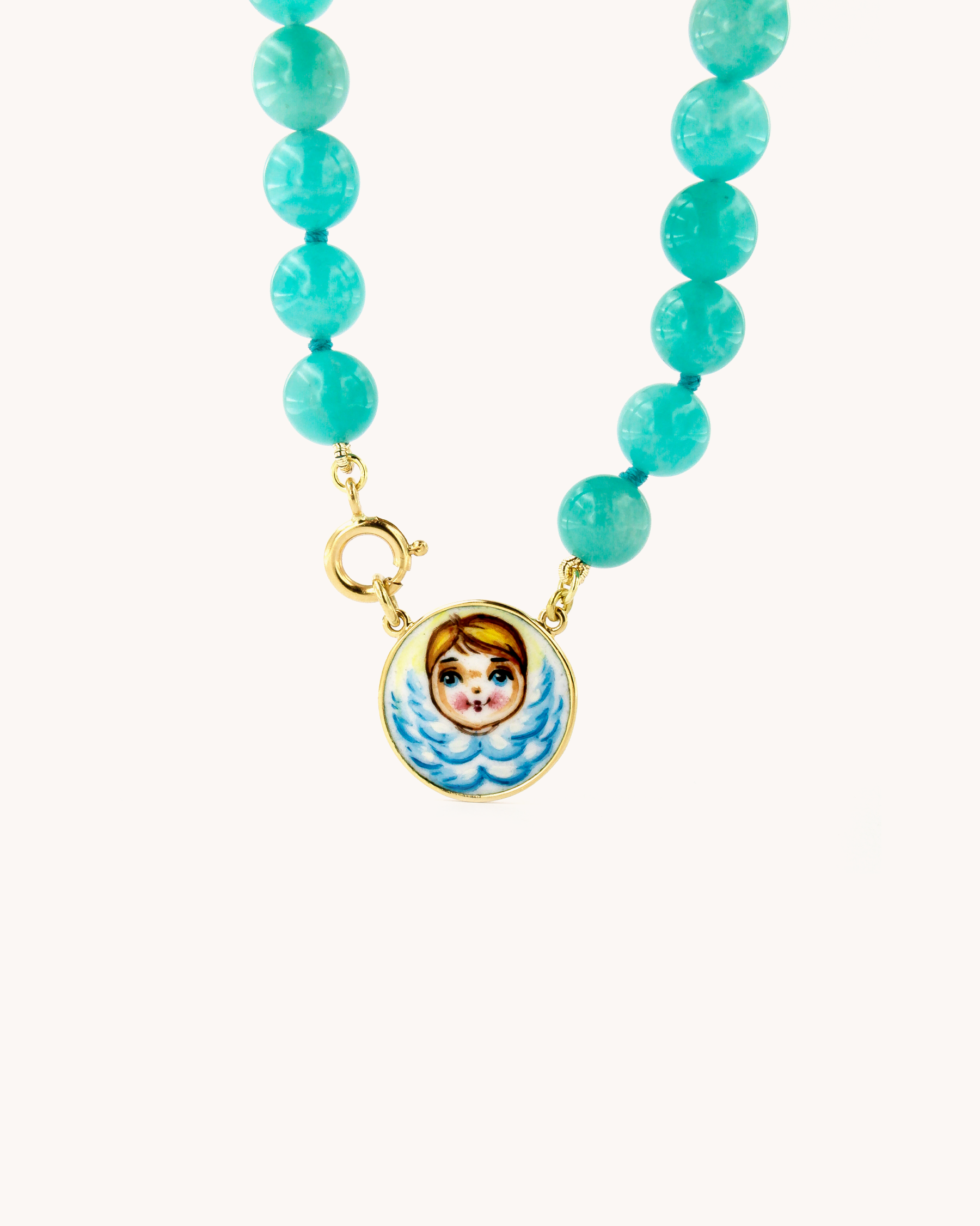 Collana con perline di amazzonite e piastra in oro giallo 18K raffigurante un angelo dipinto a mano in smalto a fuoco