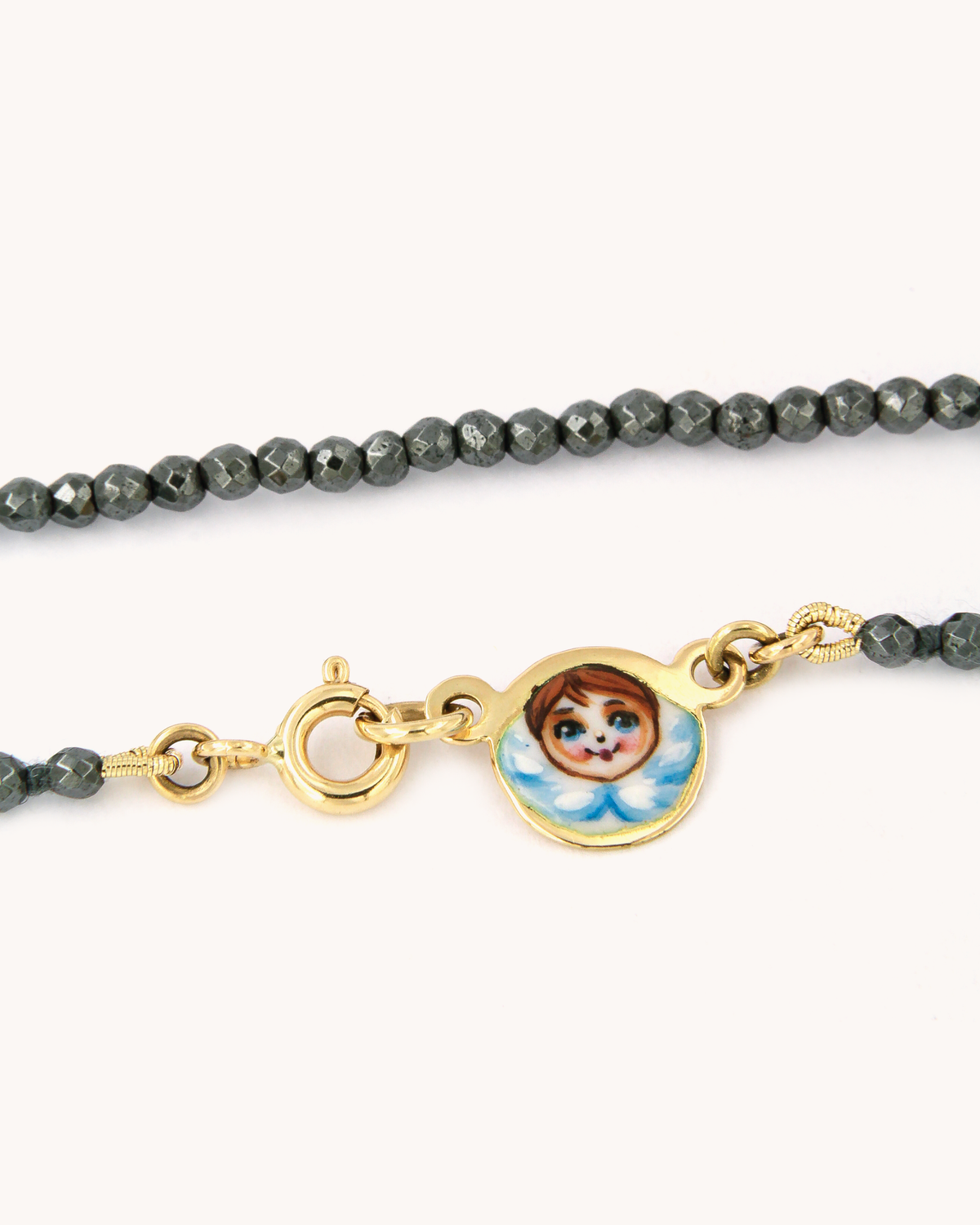 Collana Coloris Angelo nel Grigio Notte in ematite e oro giallo 18K con piastra in smalto a fuoco dipinta a mano