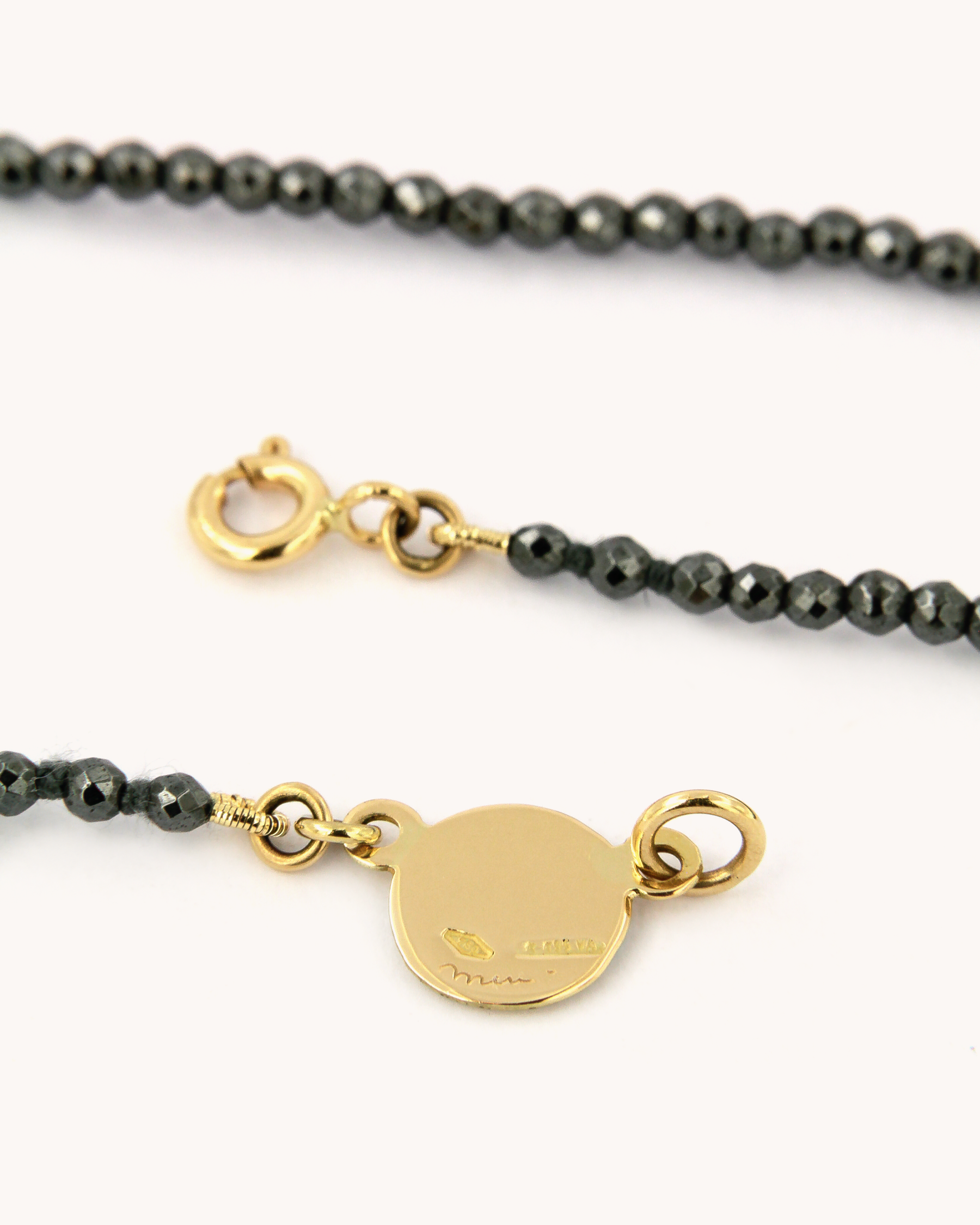Collana Coloris Angelo nel Grigio Notte in ematite e oro giallo 18K con piastra in smalto a fuoco dipinta a mano