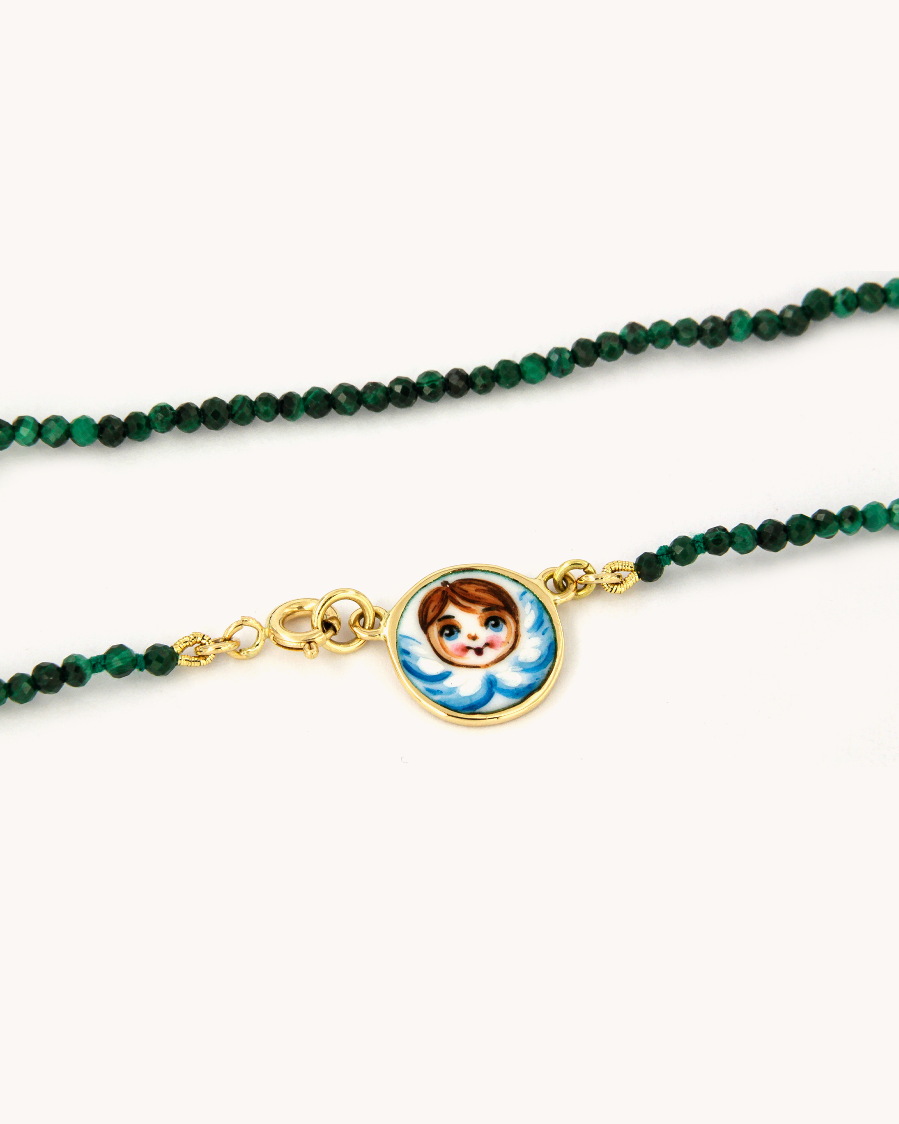 Collana Coloris con perline sfaccettate di malachite e angelo dipinto a mano su piastrina in oro giallo 18 carati