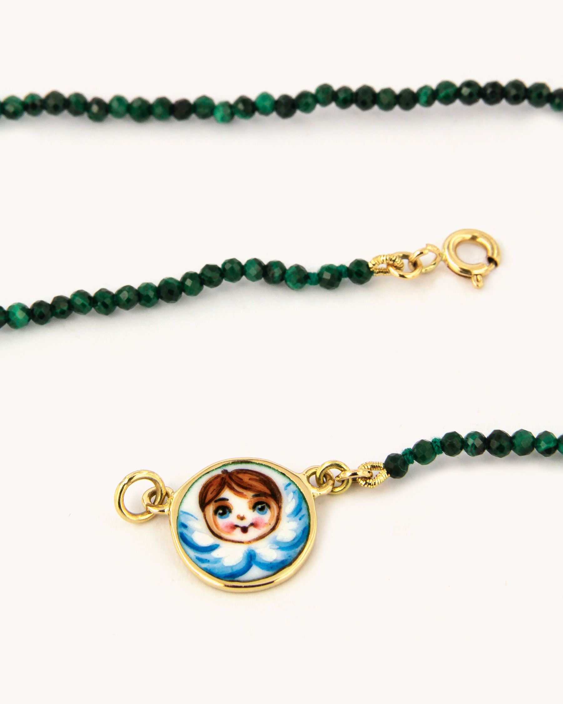 Collana Coloris con perline sfaccettate di malachite e angelo dipinto a mano su piastrina in oro giallo 18 carati