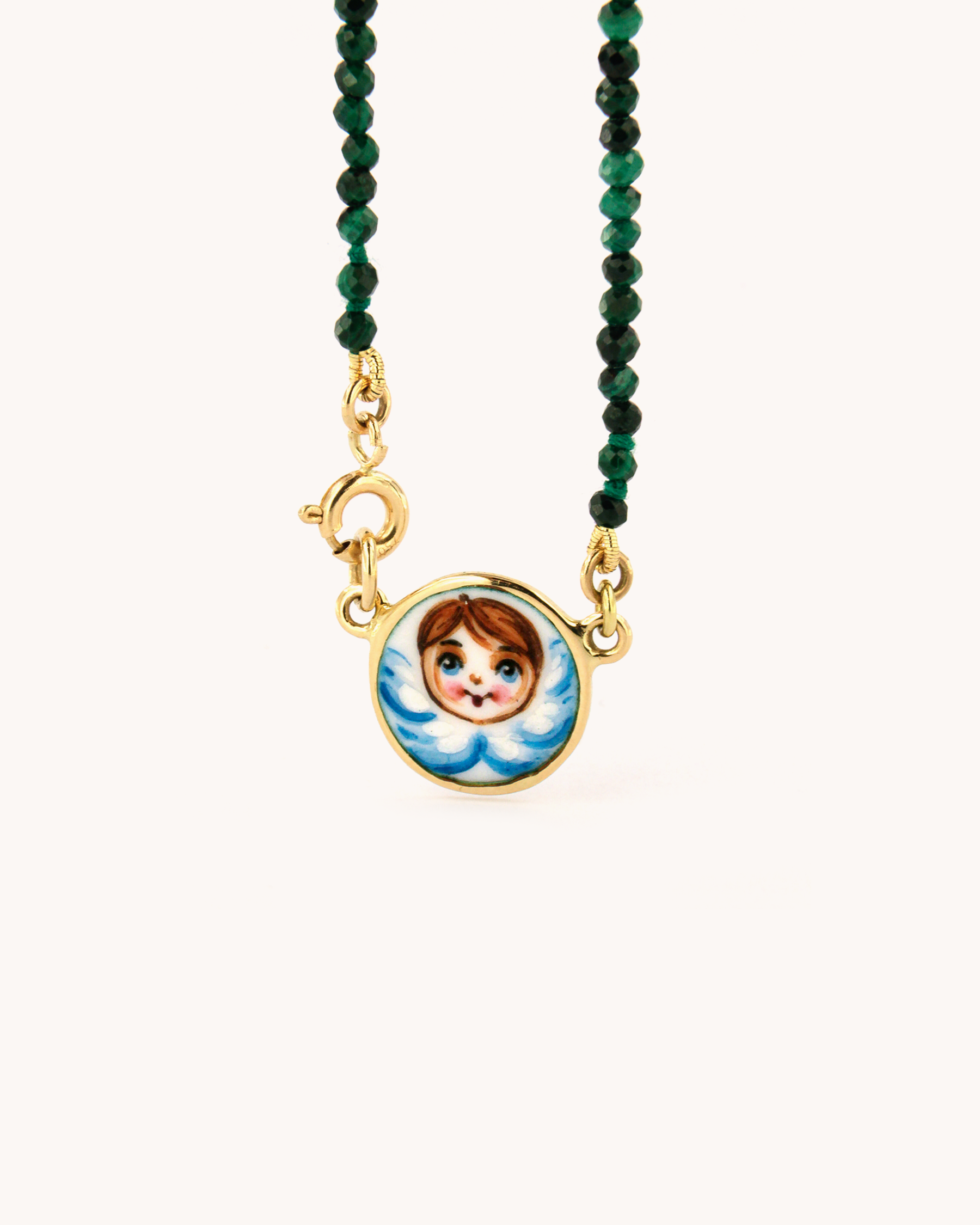 Collana Coloris con perline sfaccettate di malachite e angelo dipinto a mano su piastrina in oro giallo 18 carati