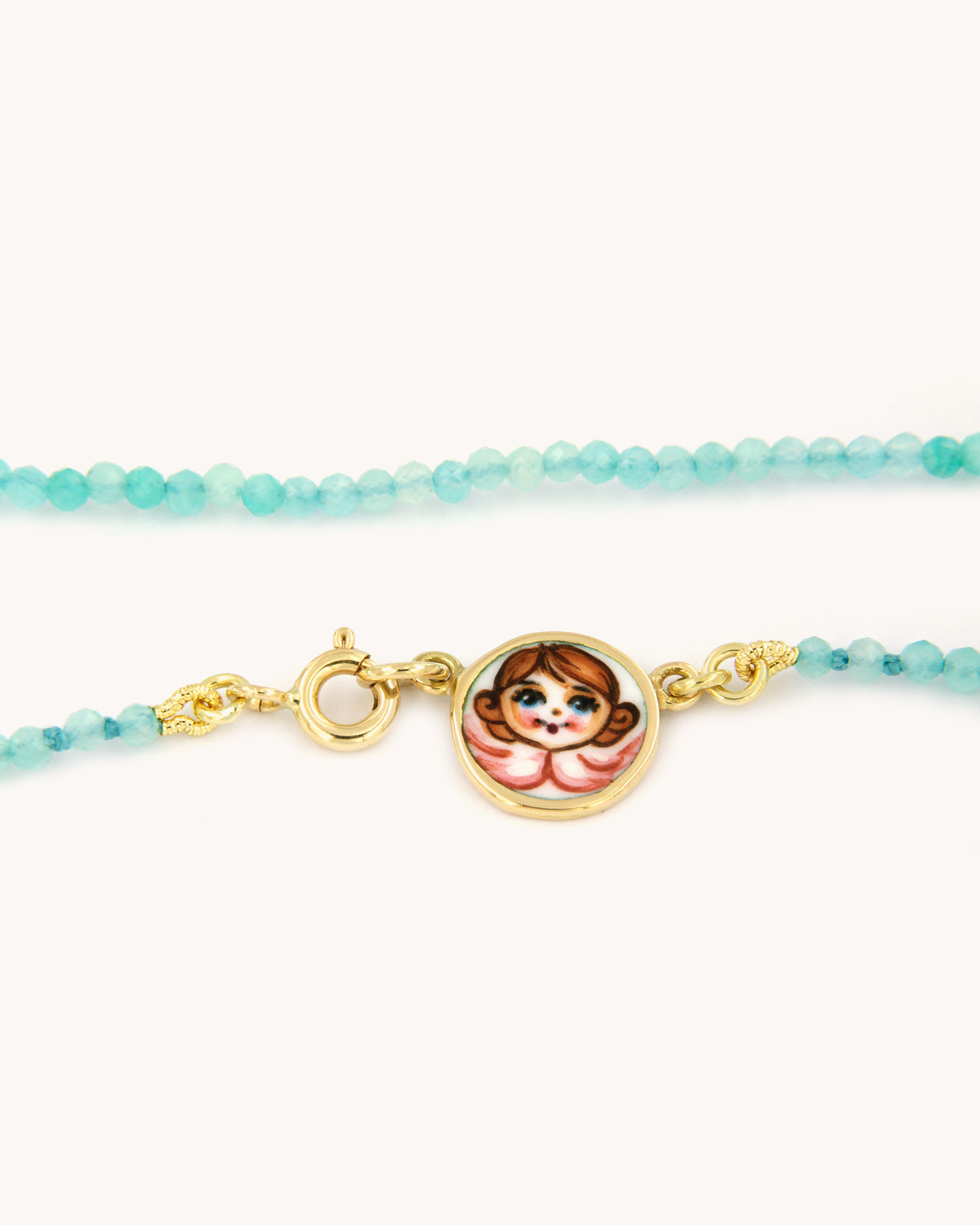 Collana Coloris Angelo nell’Azzurro Limpido con perline di amazzonite e angelo dipinto a mano in smalto a fuoco su oro giallo 18 carati