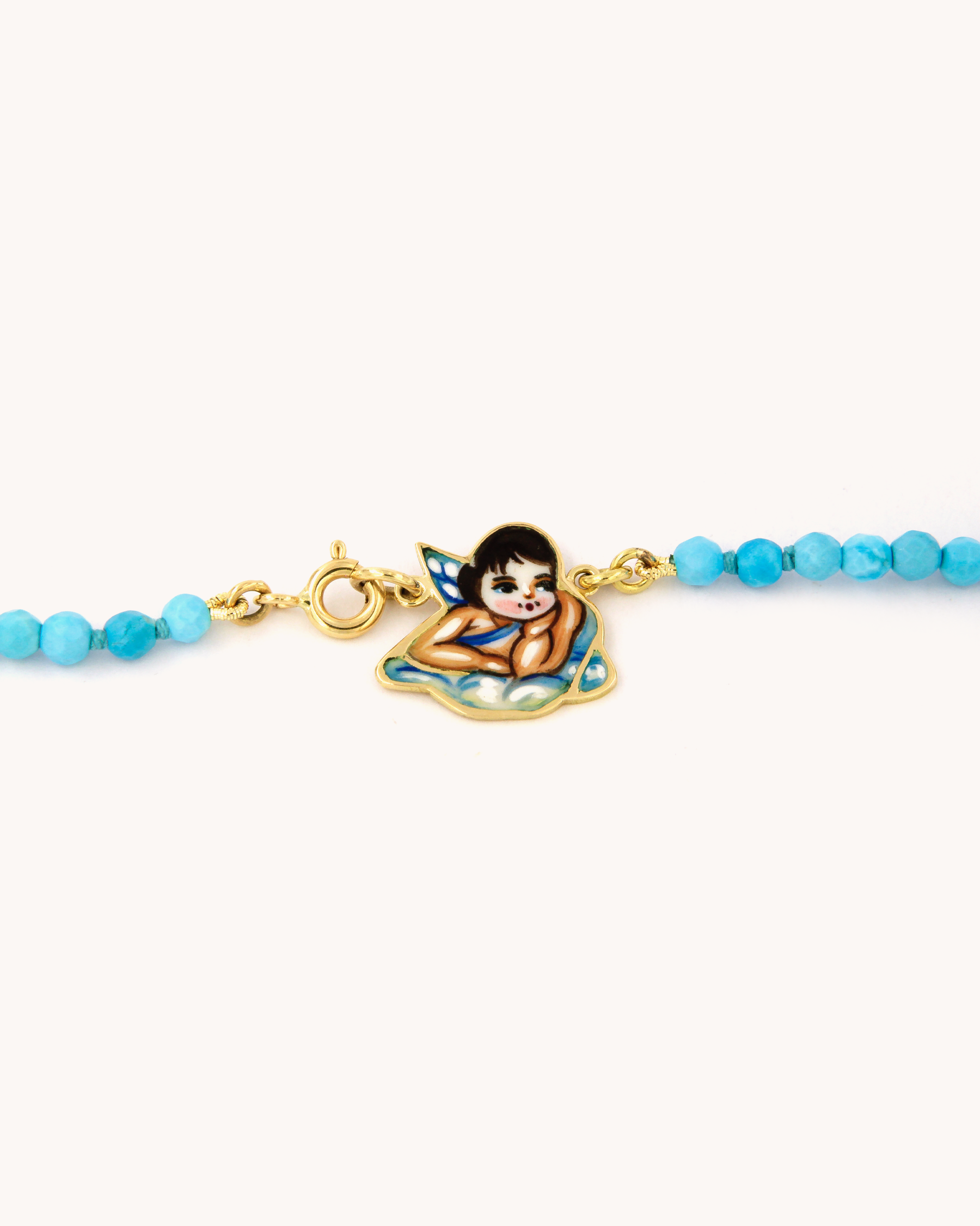 Dettaglio della Collana Coloris Angelo nell’Azzurro Cielo con perle di pasta di turchese e piastrina sagomata in oro giallo 18 carati dipinta a mano in smalto a fuoco