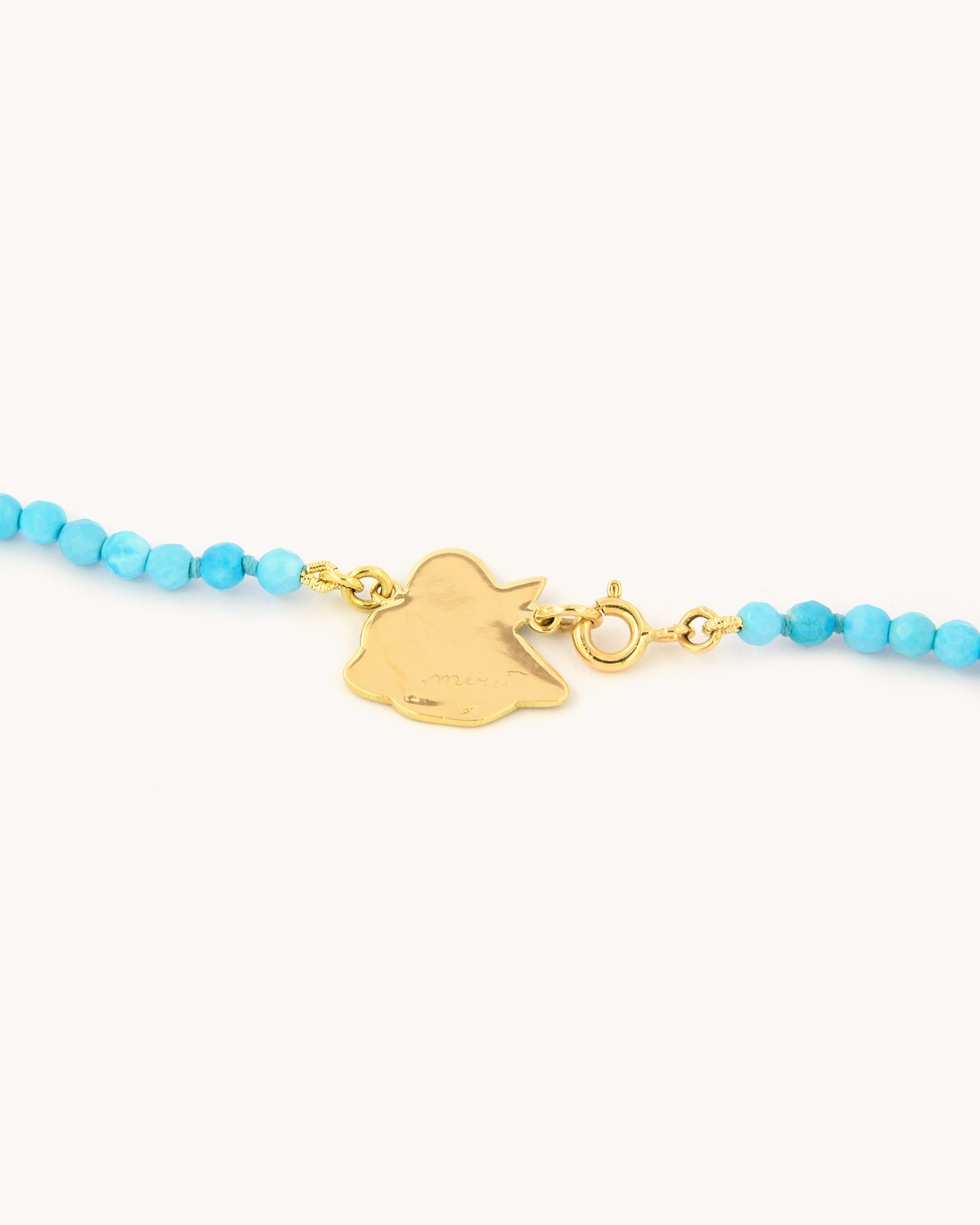 Dettaglio della Collana Coloris Angelo nell’Azzurro Cielo con perle di pasta di turchese e piastrina sagomata in oro giallo 18 carati dipinta a mano in smalto a fuoco