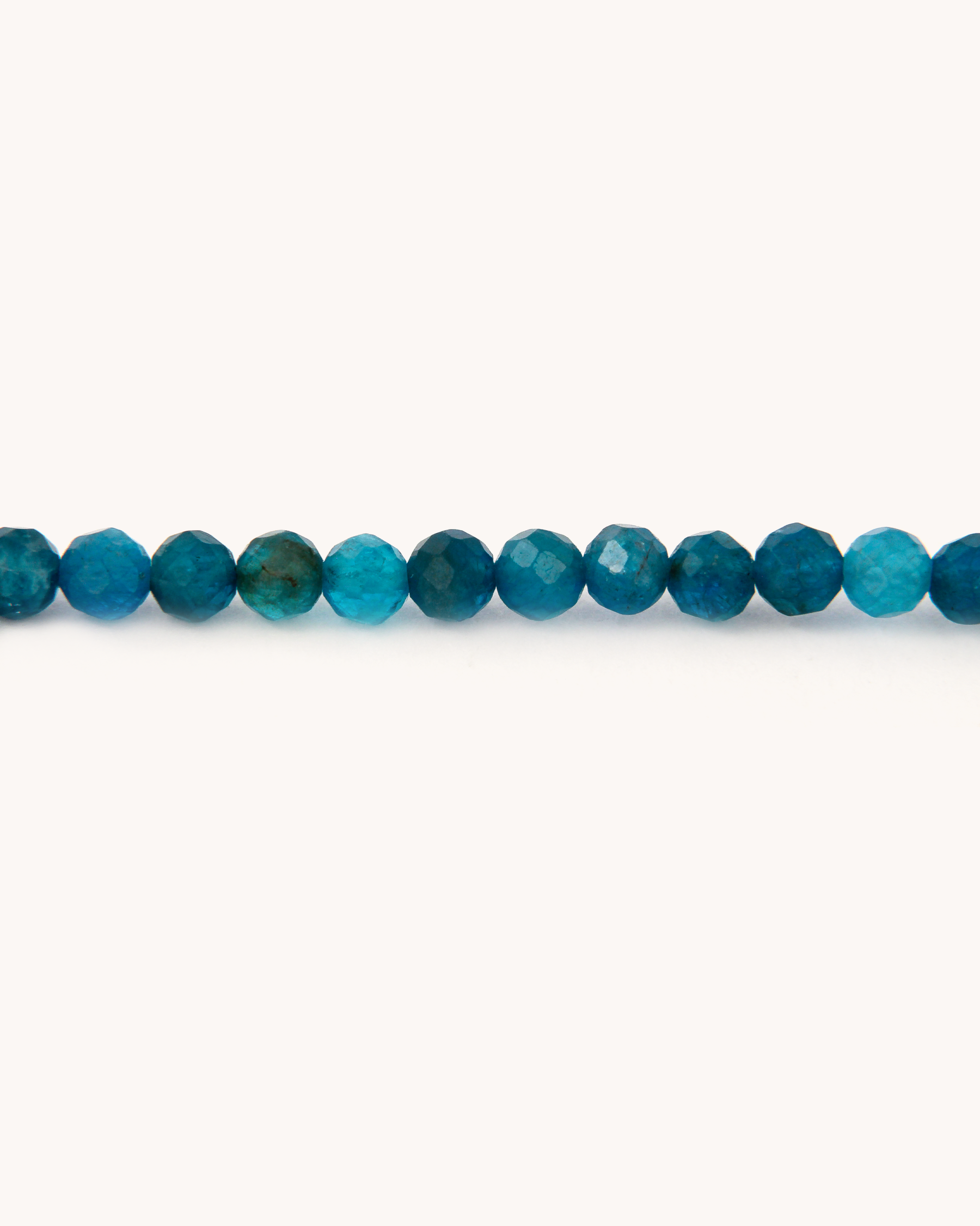 Collana Coloris con perle sfaccettate di apatite scura e piastrina Ninfa Marina dipinta a mano in smalto a fuoco su oro giallo 18 carati.