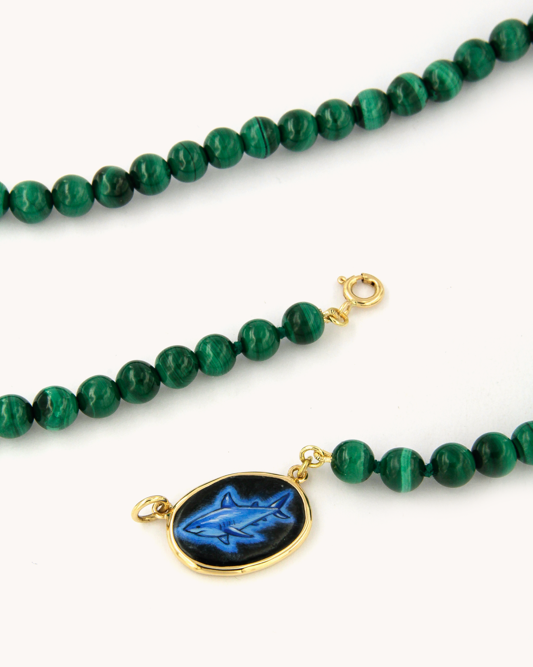 Collana Coloris Blue Shark con perle di malachite e piastra incorniciata in oro giallo 18 carati, dipinta a mano in smalto a fuoco.