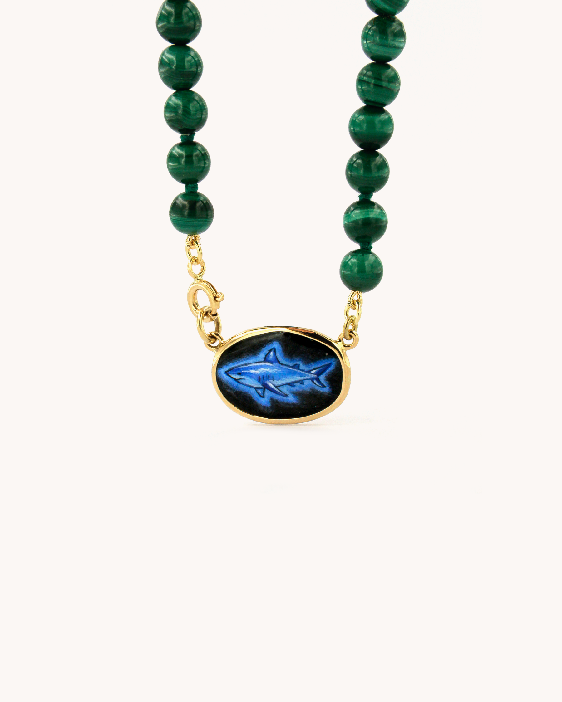 Collana Coloris Blue Shark con perle di malachite e piastra incorniciata in oro giallo 18 carati, dipinta a mano in smalto a fuoco.