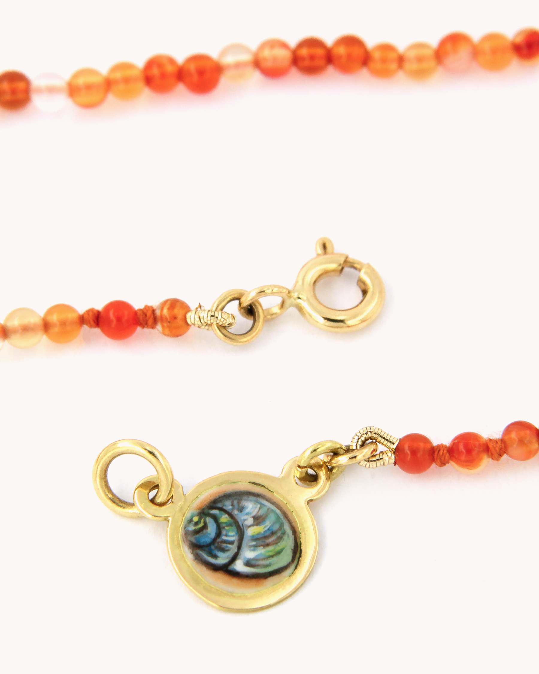 Dettaglio della Collana Coloris Conchiglia nel Tramonto in corniola, oro 18K e smalto a fuoco dipinto a mano
