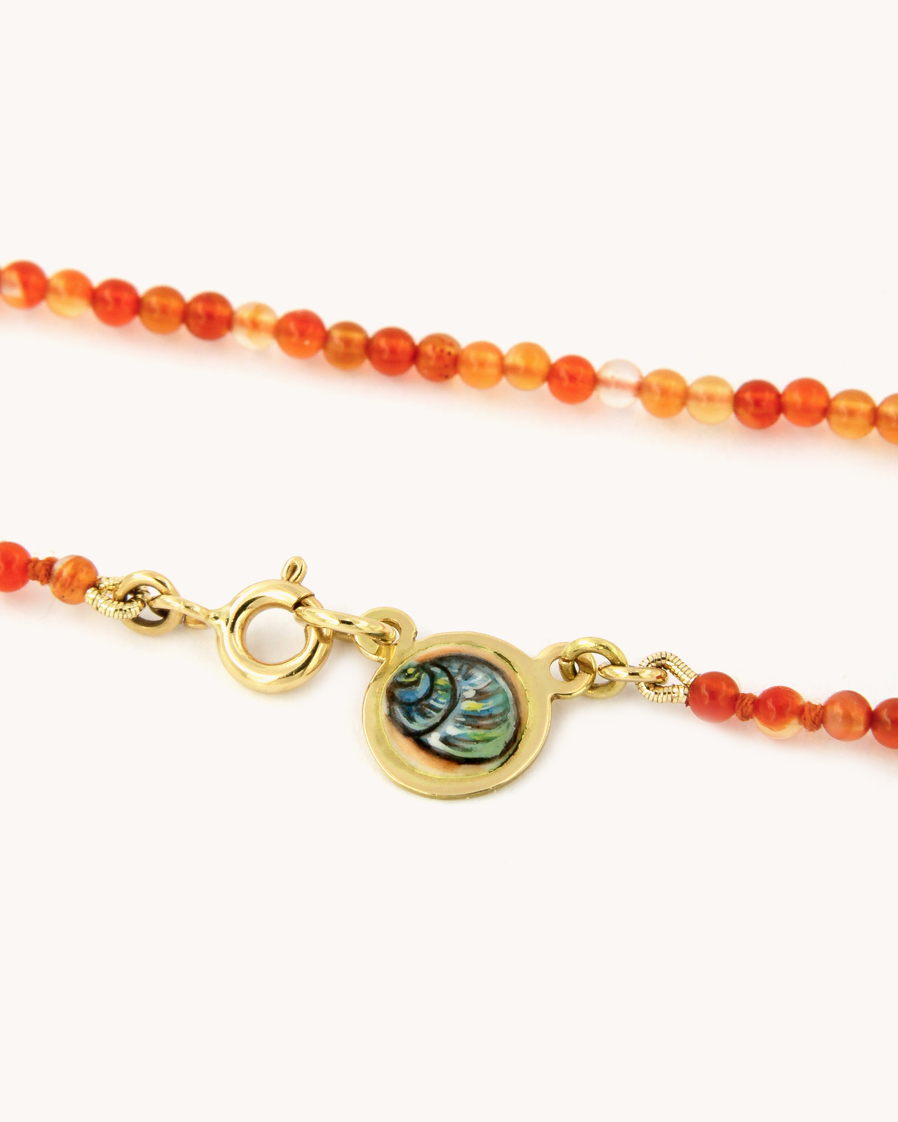 Dettaglio della Collana Coloris Conchiglia nel Tramonto in corniola, oro 18K e smalto a fuoco dipinto a mano