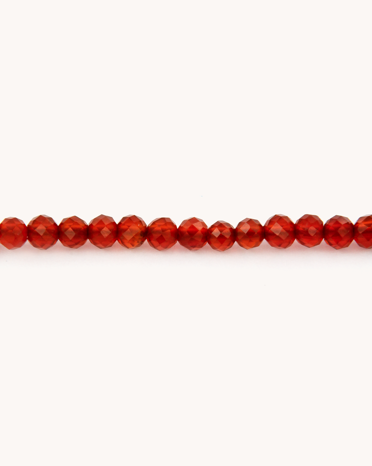 Collana Coloris Angelo nel Rosso Profondo con perline di corniola, oro giallo 18 carati e angelo dipinto a mano in smalto a fuoco