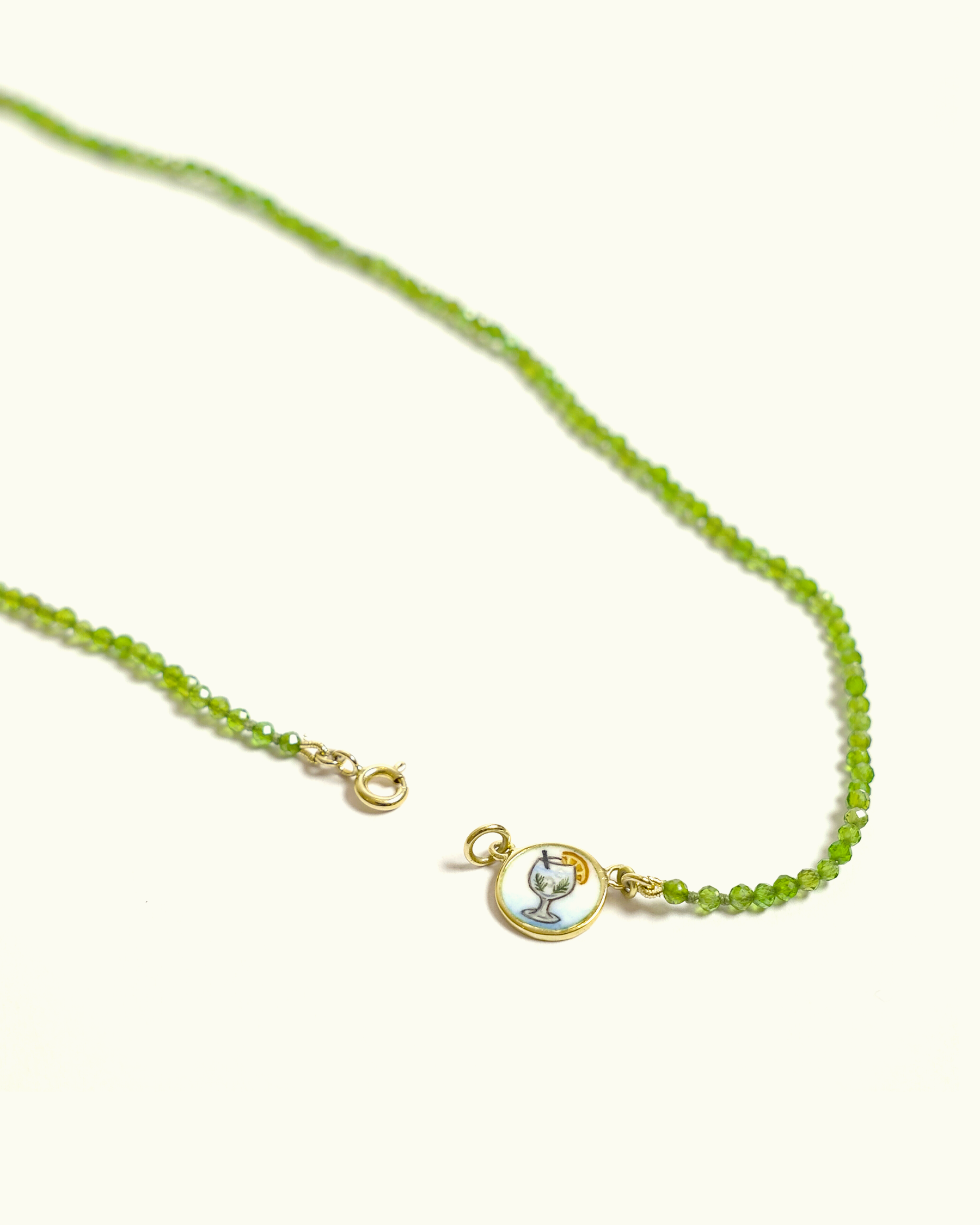 Collana Coloris in cromo diopside con piastra in oro giallo 18K e cocktail dipinto a mano in smalto a fuoco