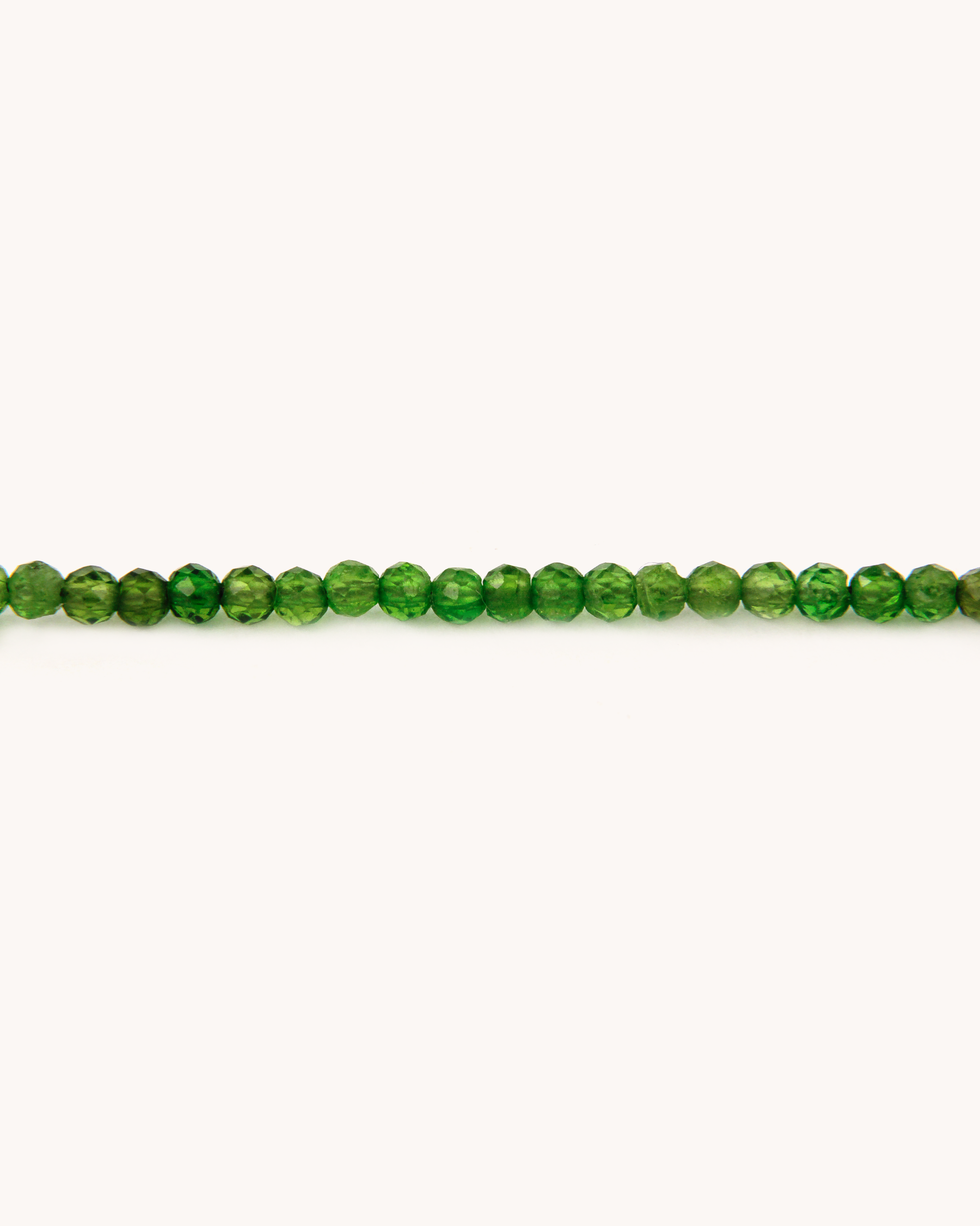 Dettaglio delle perline di cromo diopside della collana Coloris