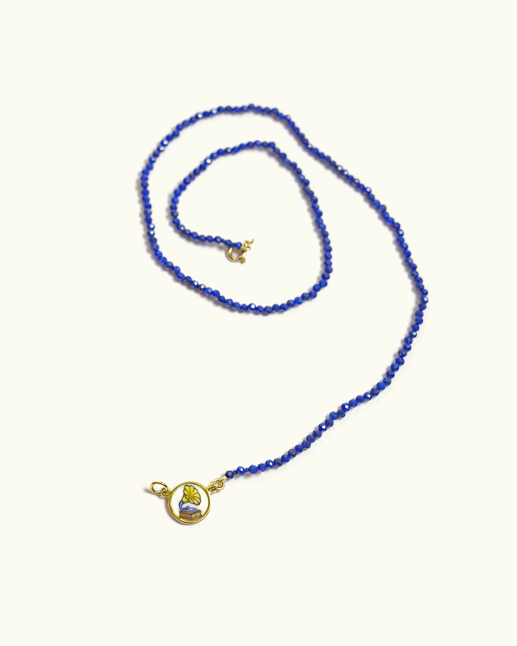 Collana Coloris in lapislazzuli con piastra in oro giallo 18K e grammofono dipinto a mano in smalto a fuoco