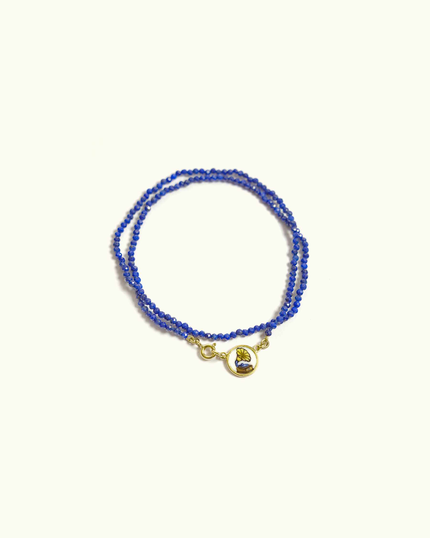 Collana Coloris in lapislazzuli con piastra in oro giallo 18K e grammofono dipinto a mano in smalto a fuoco