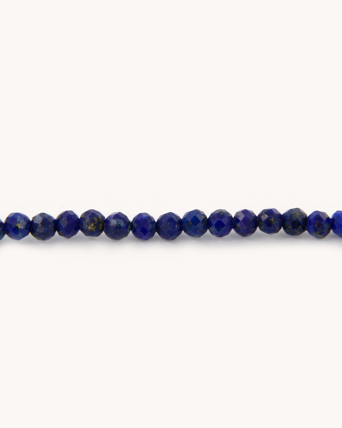 Collana Coloris Margherita nel Blu della Notte con perline di lapislazzulo e margherita dipinta a mano in smalto a fuoco su oro giallo 18 carati