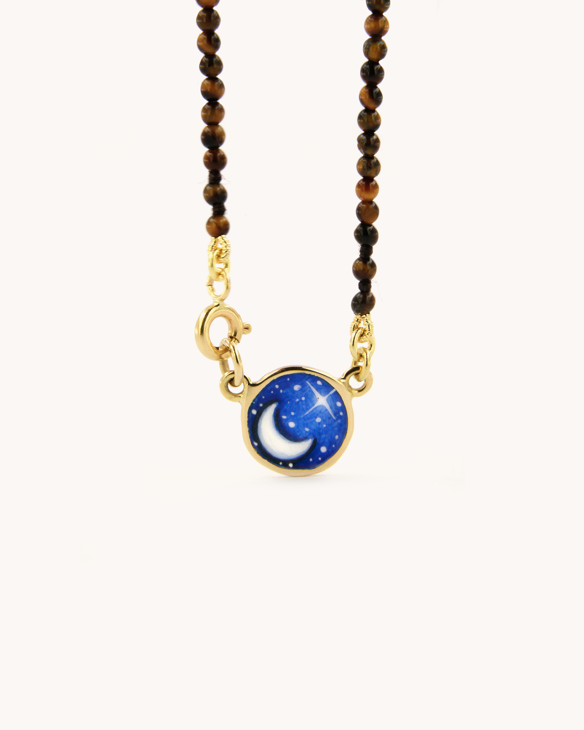 Collana Coloris Luna nel Crepuscolo Dorato con perline di occhio di tigre e Luna in Venere dipinta a mano in smalto a fuoco