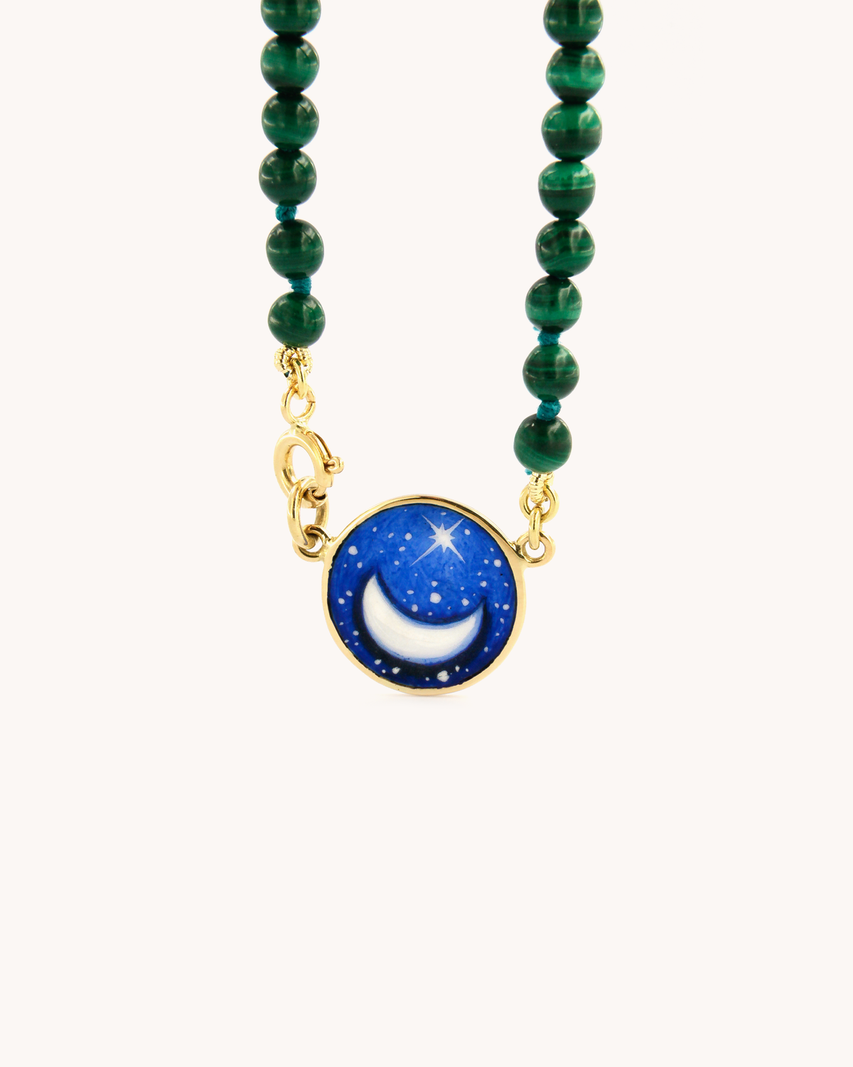 Collana Coloris Luna in Venere in malachite e oro giallo 18K con piastra dipinta a mano in smalto a fuoco