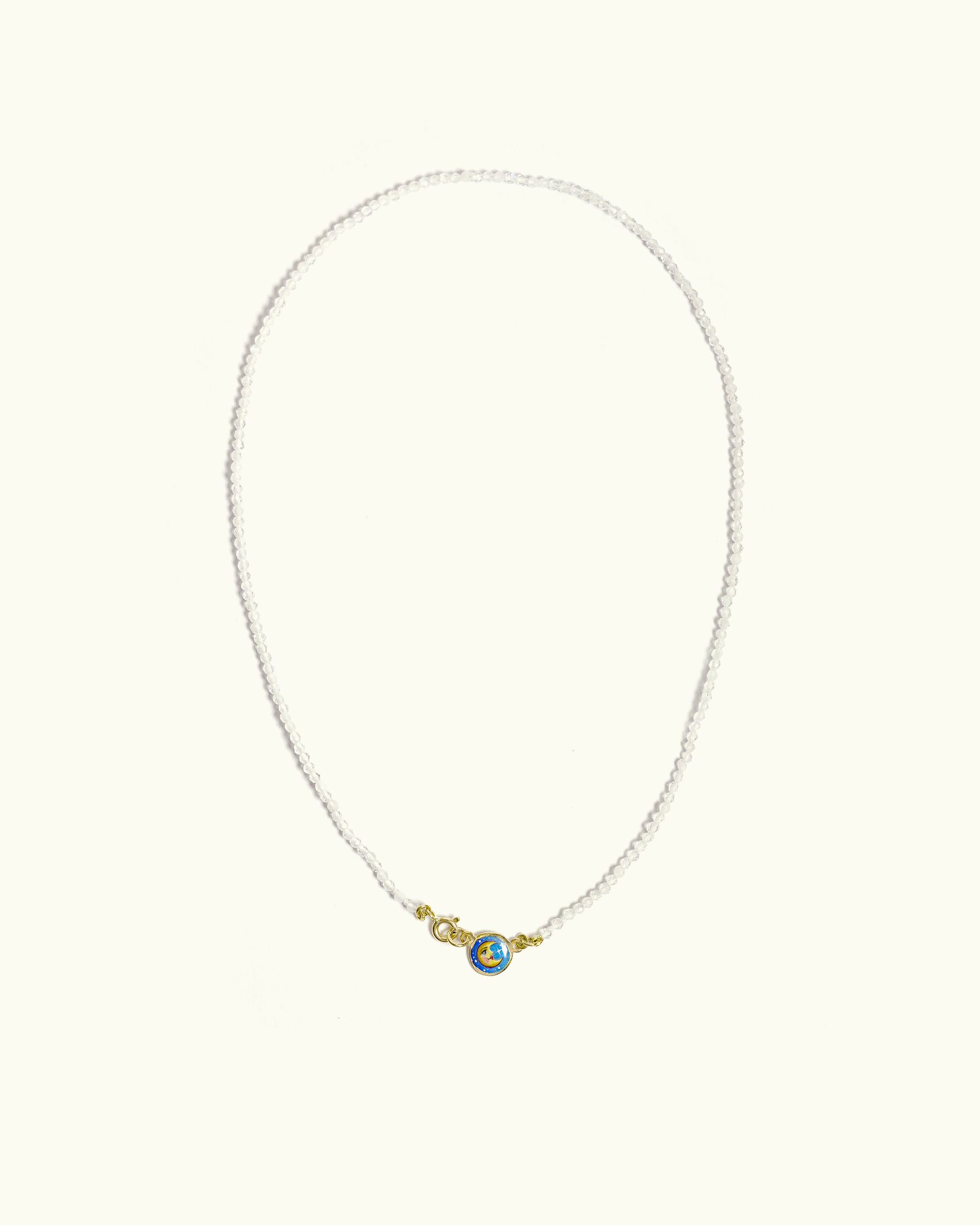 Collana Coloris in labradorite bianca con piastra in oro giallo 18K e luna dipinta a mano in smalto a fuoco