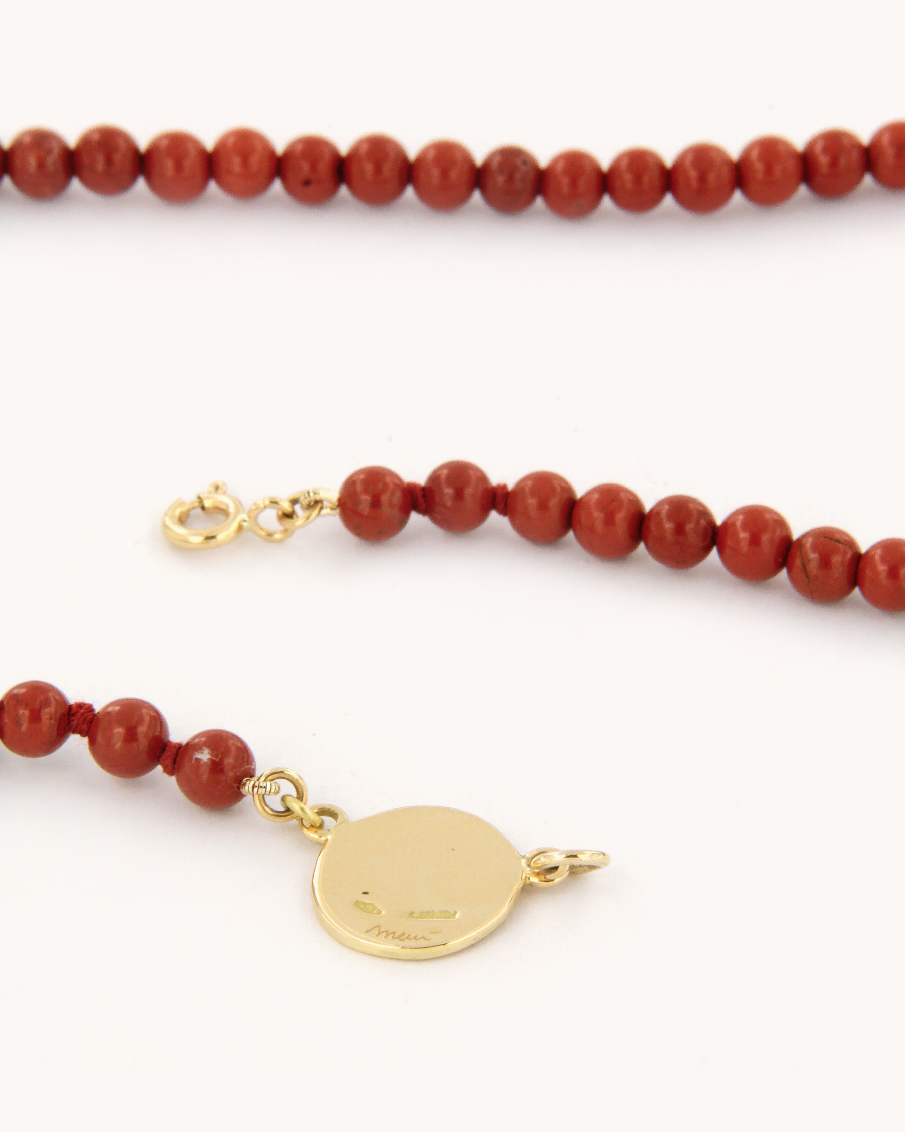 Collana con perle di diaspro rosso e ciondolo con margherita in smalto a fuoco montato in oro giallo 18 carati