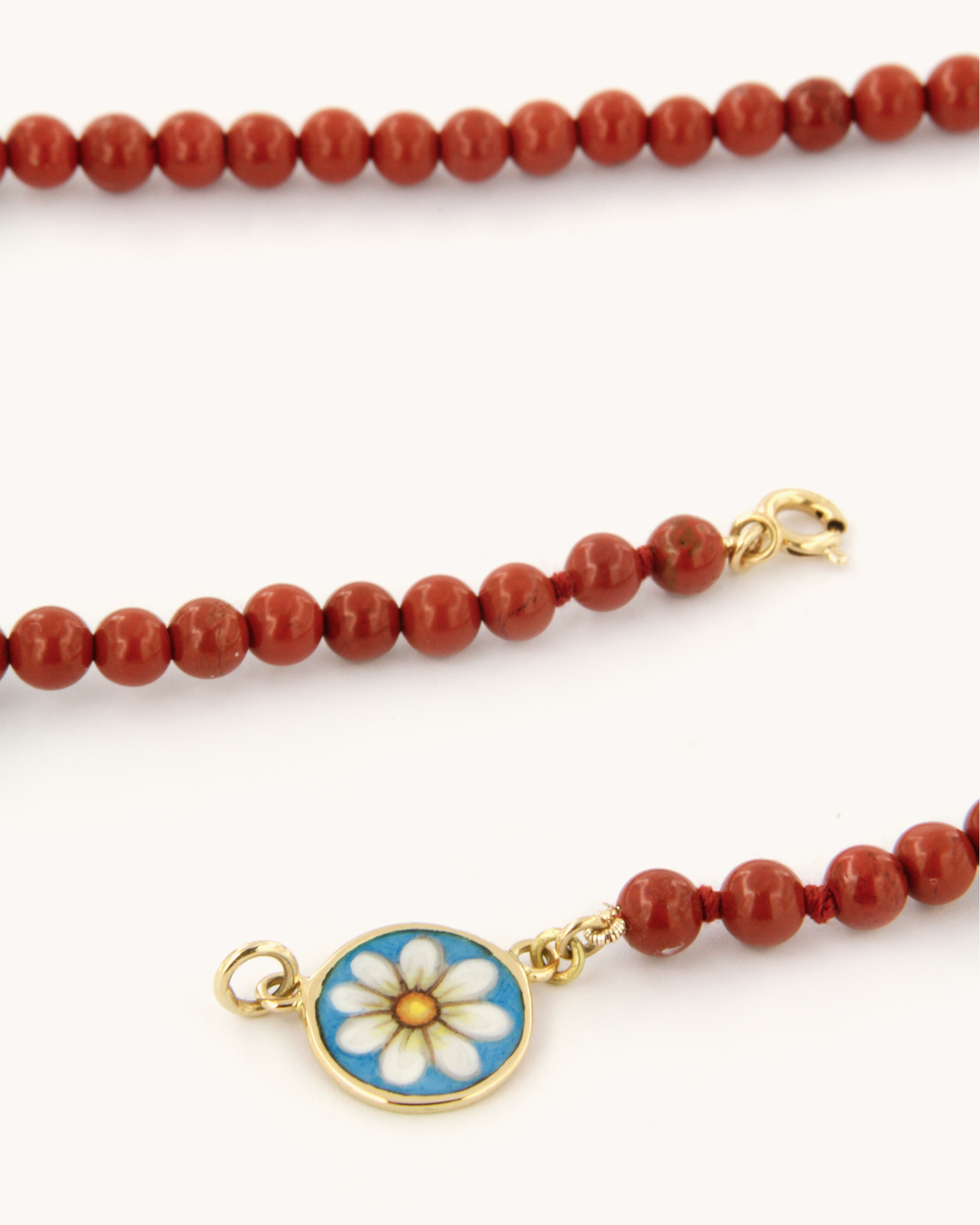 Collana con perle di diaspro rosso e ciondolo con margherita in smalto a fuoco montato in oro giallo 18 carati