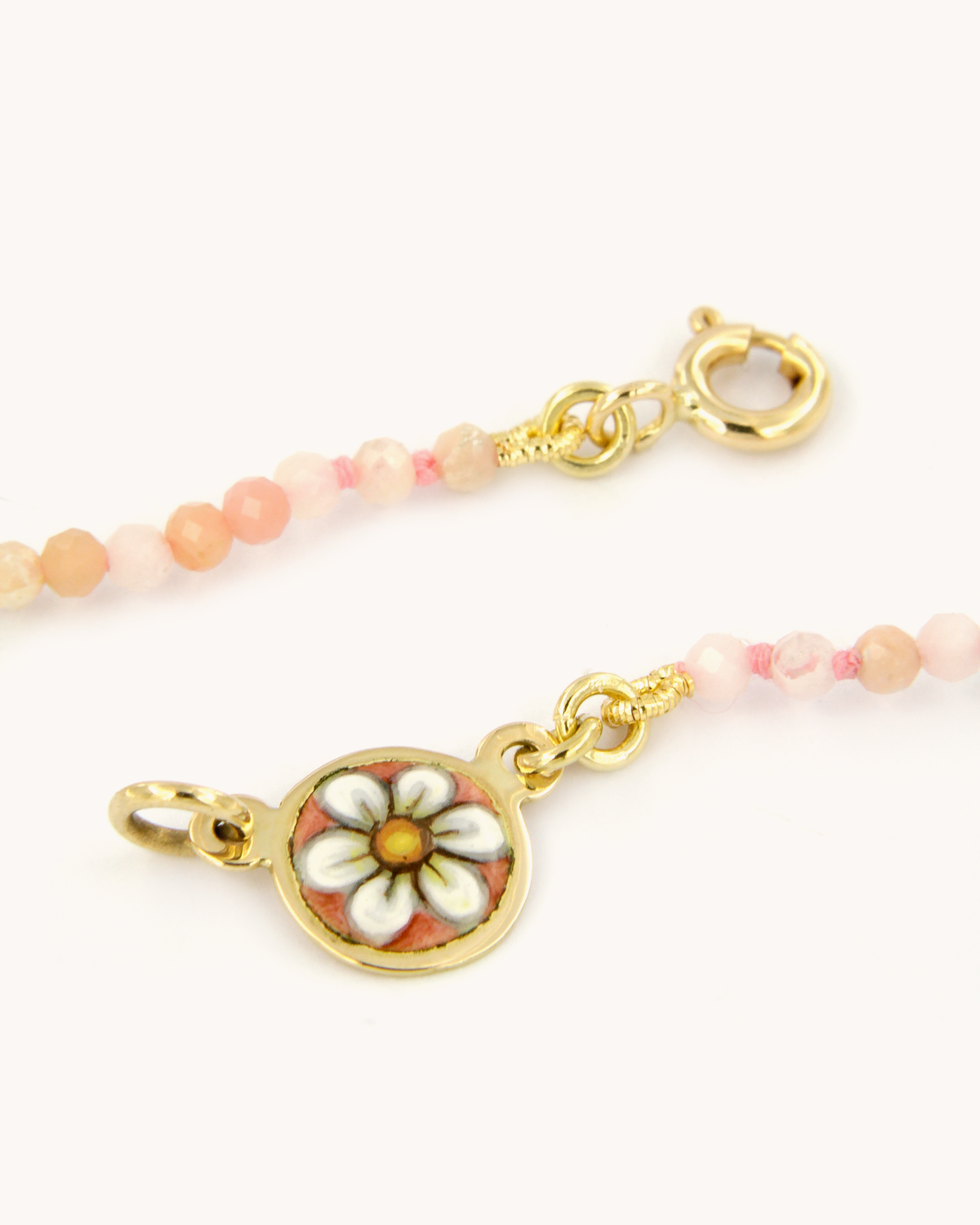 Collana Coloris Margherita nella Rosa Schiuma con perline di opale rosa e margherita dipinta a mano in smalto a fuoco