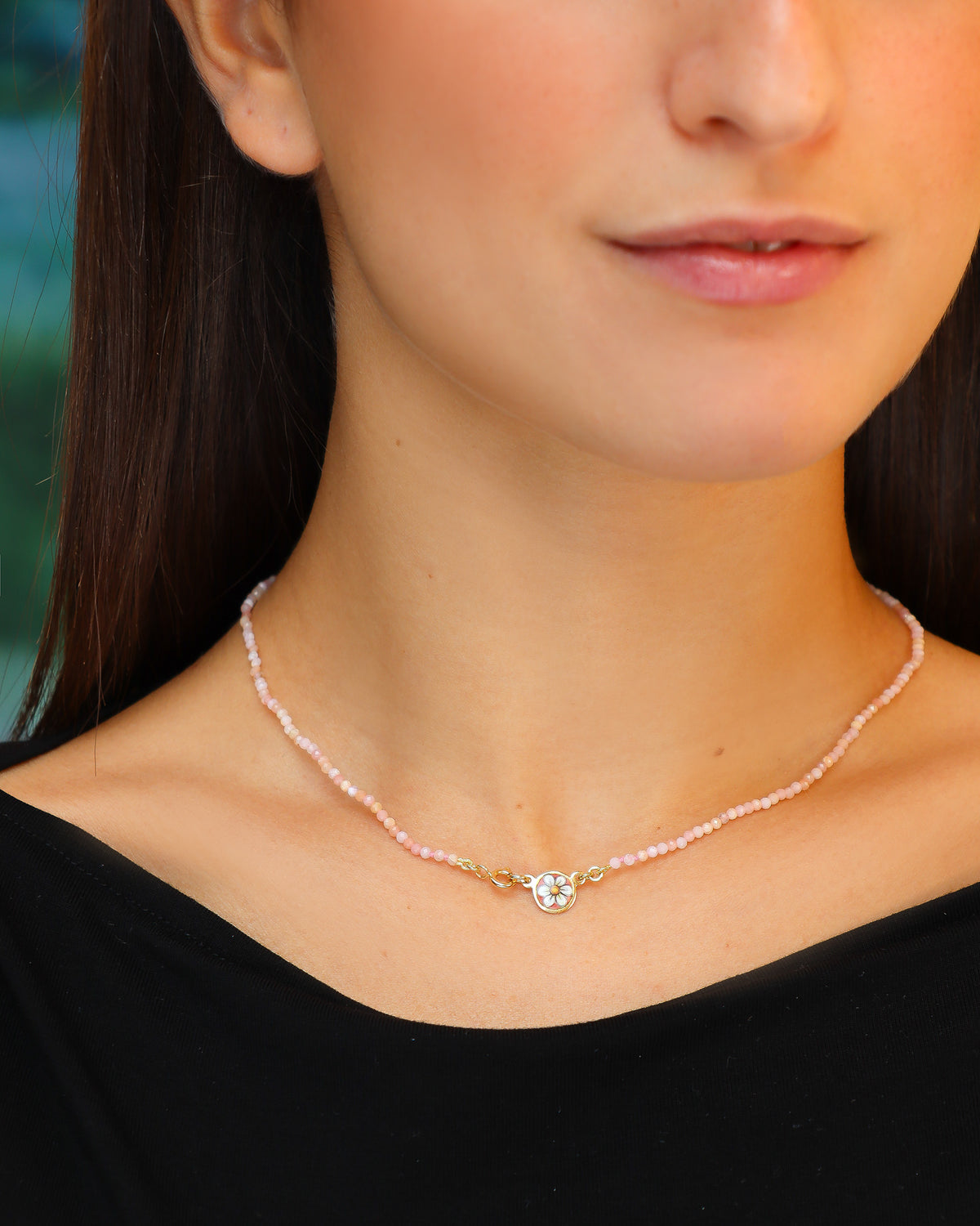 Collana Coloris Margherita nella Rosa Schiuma con perline di opale rosa e margherita dipinta a mano in smalto a fuoco